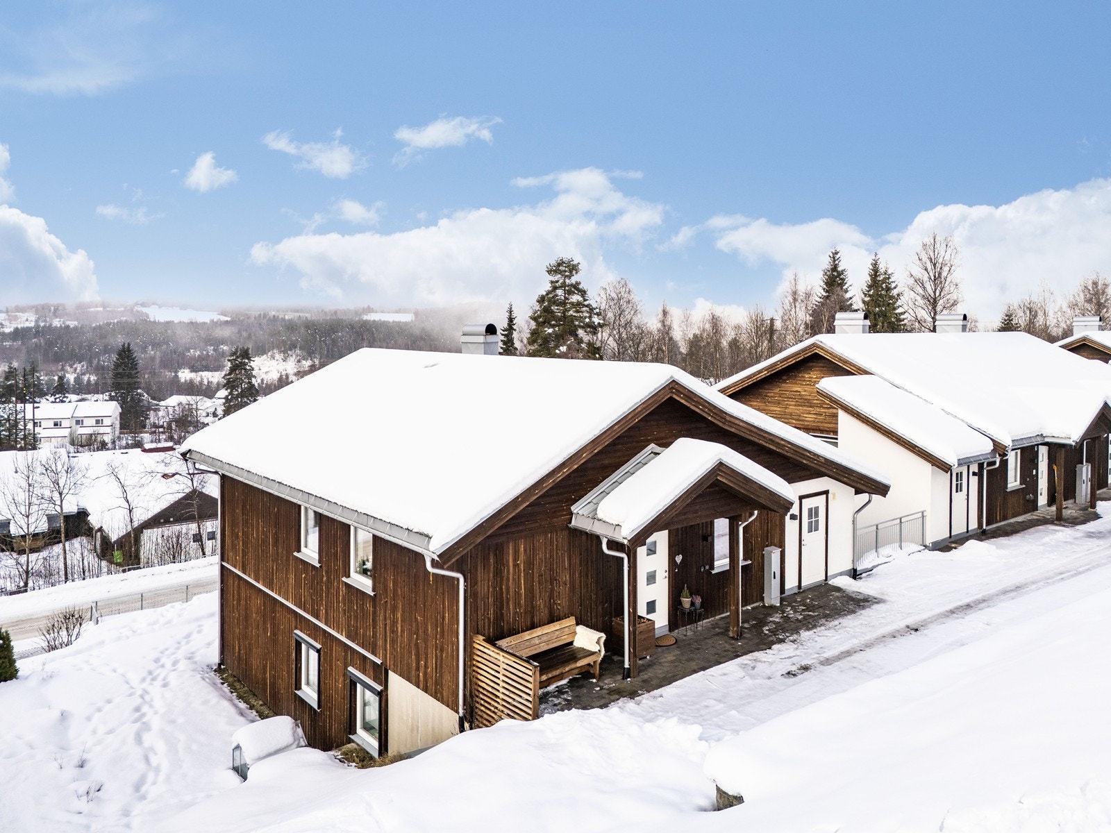 Dette er en flott halvpart av en tomannsbolig beliggende i populært boligområde på Melumenga, rett utenfor Åmot sentrum. Galleribilde