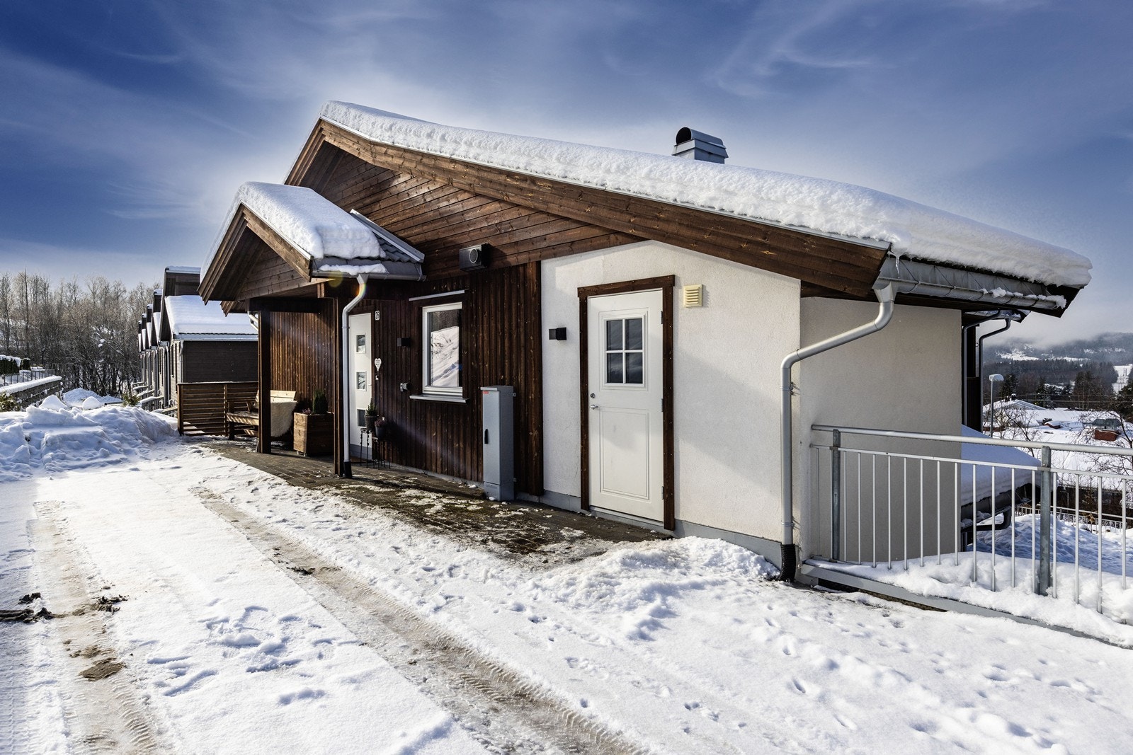 Ved inngangspartiet har man også en praktisk utvendig bod som er perfekt for oppbevaring av sesongutstyr. Galleribilde