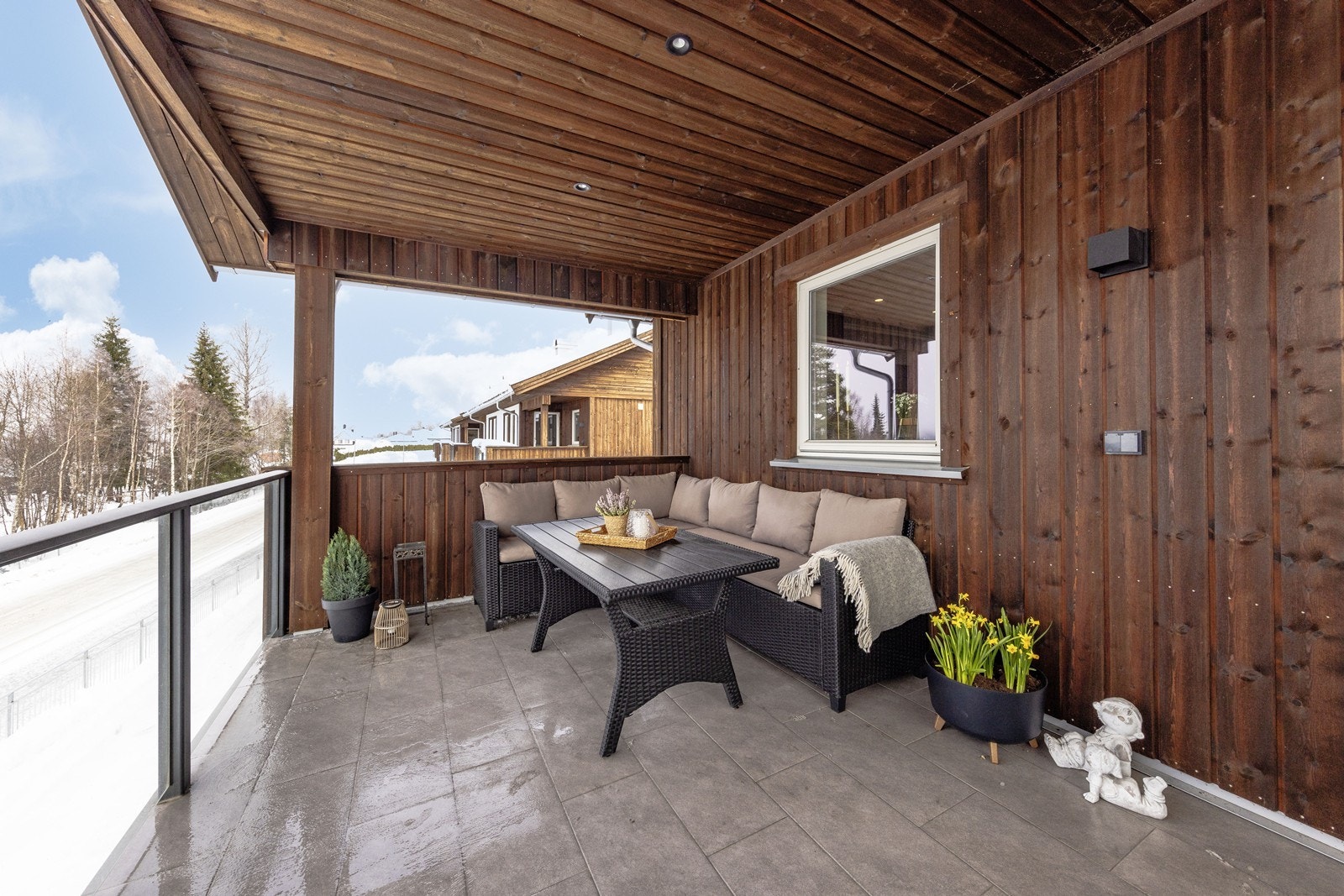 Med utgang fra stue har boligen en romslig, overbygget balkong med flislagt gulv. Galleribilde