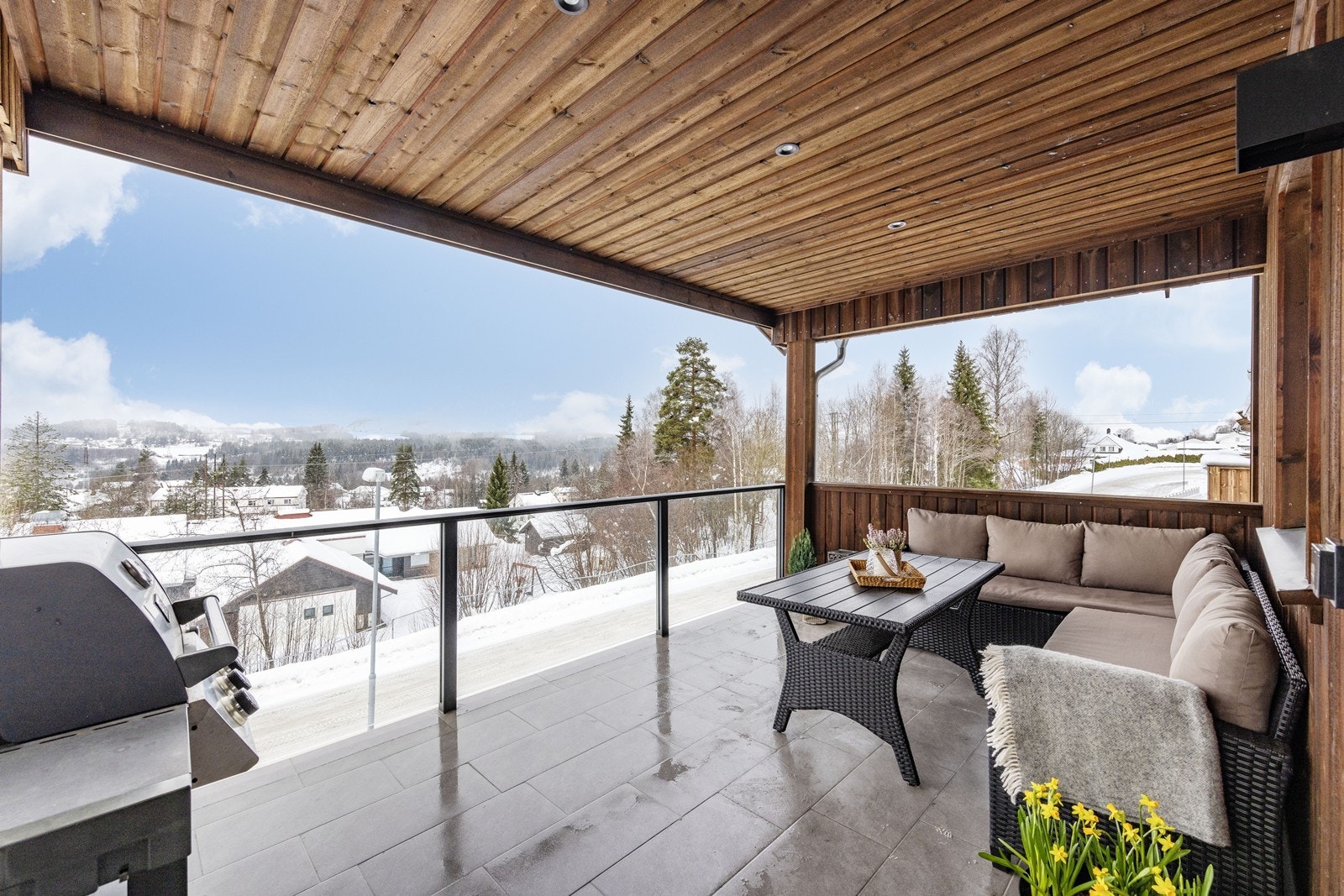 På den overbygde balkongen kan man fint møblere med en romslig sittegruppe, og det er flott utsikt over nærområdet. Galleribilde