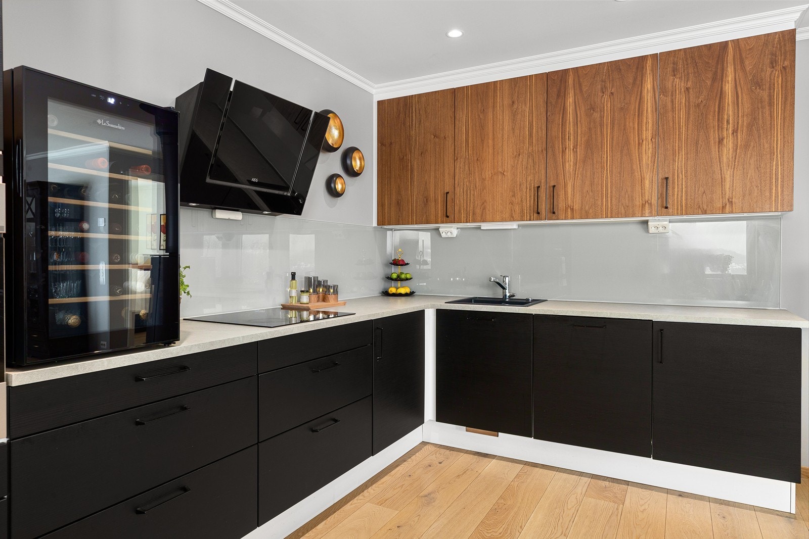 Innredningen er fullt utstyrt med integrerte hvitevarer, inkludert stekeovn, induksjonstopp, oppvaskmaskin og kjøleskap med fryser. Galleribilde