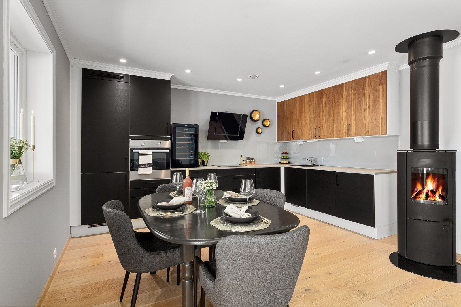 Kjøkkenet er praktisk og funksjonelt med en behandlet innredning og finerte, slette fronter. Galleribilde