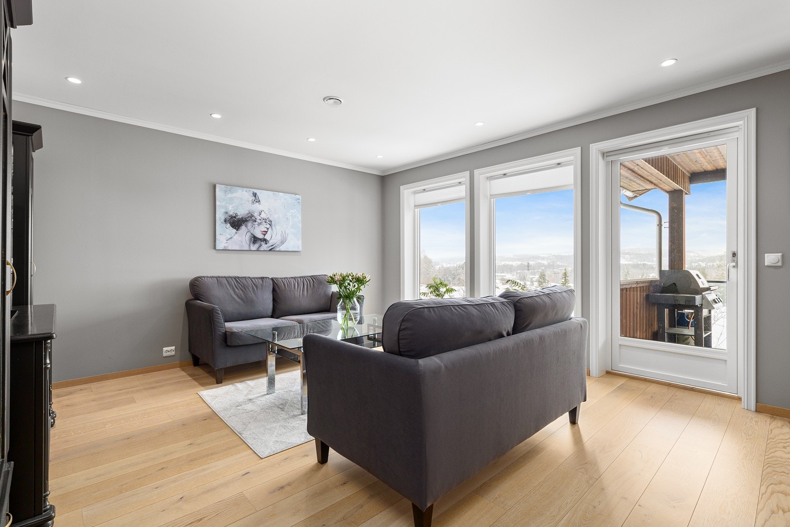 Boligen har gjennomgående fine innvendige overflater som gir et stilrent preg, samt dimbare downlights i tak. Galleribilde