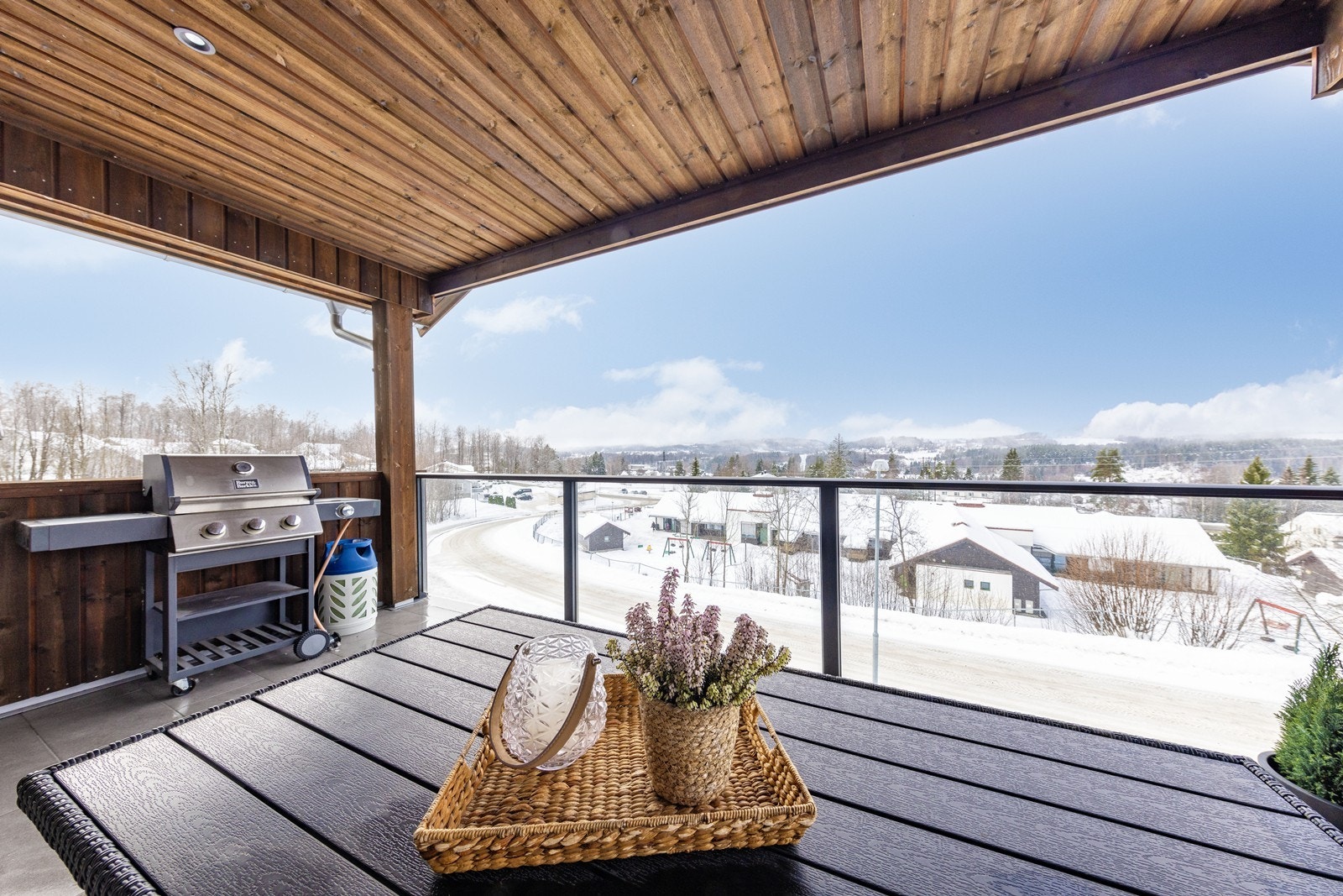 Siden balkongen er overbygget gir den en lun og skjermet uteplass som kan nytes uansett vær. Galleribilde