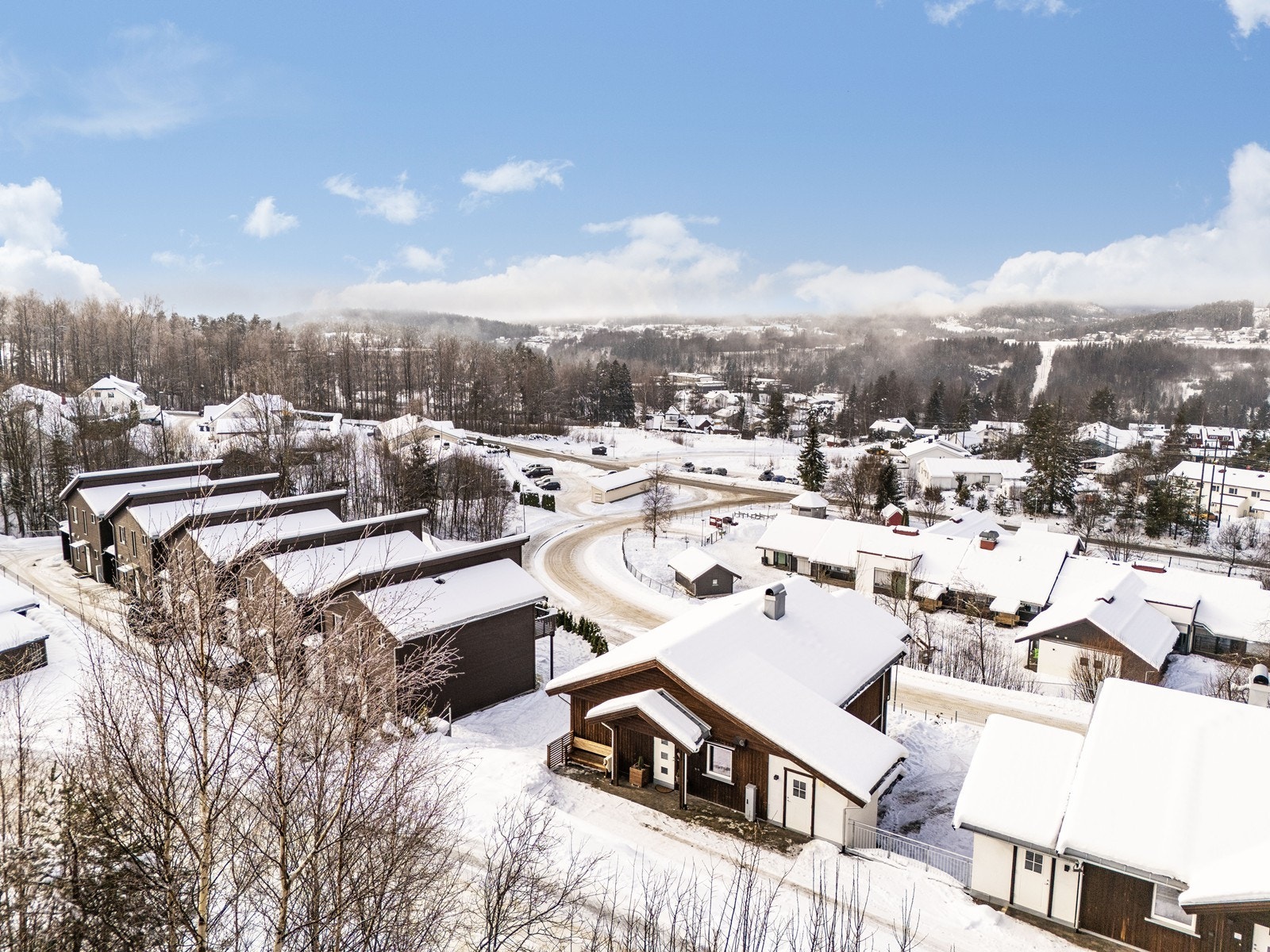 Her bor man i rolige og barnevennlige omgivelser, med kort vei til sentrum, skole, barnehage og til flotte tur- og rekreasjonsområder. Galleribilde