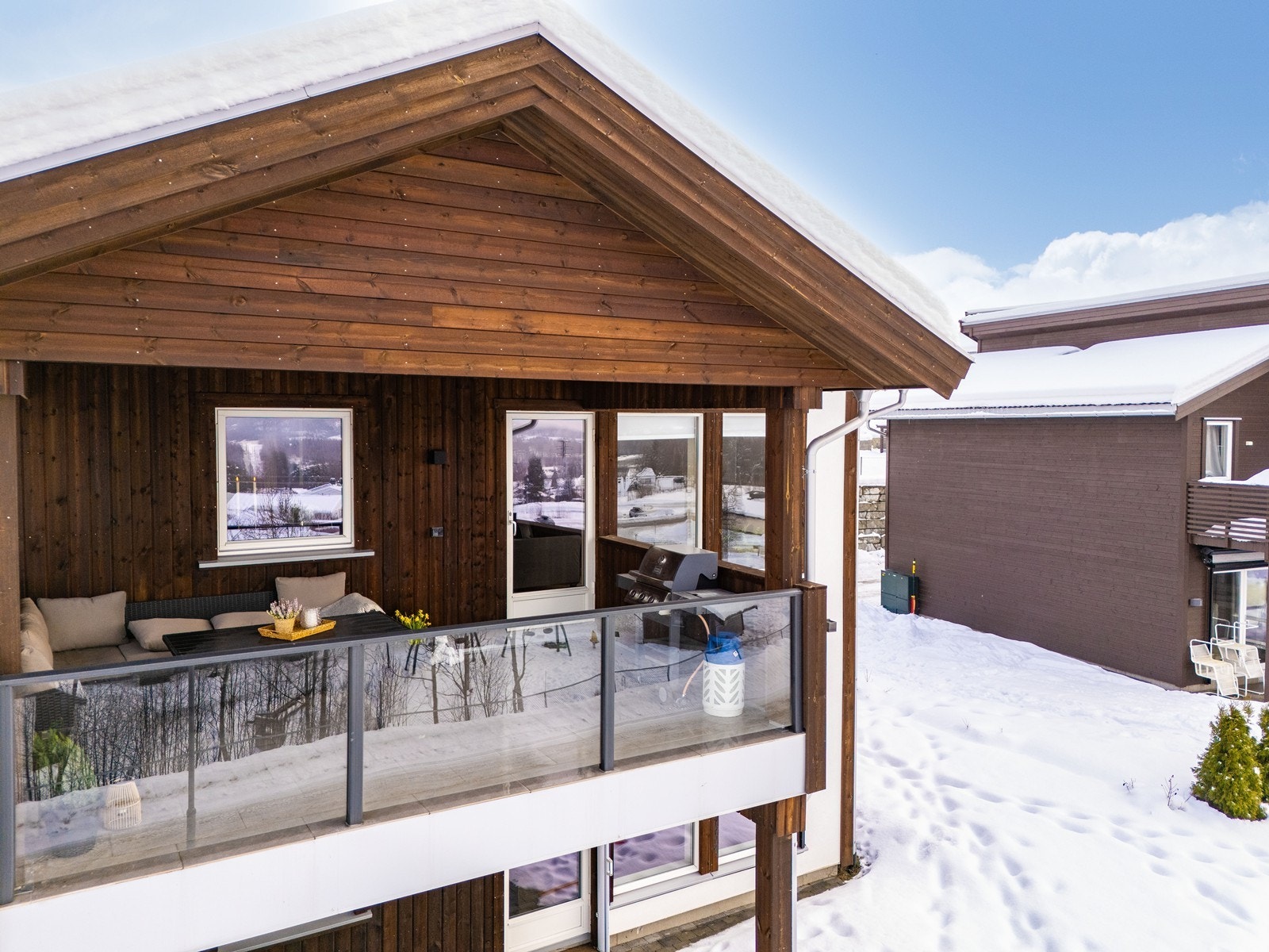 Seksjonen ligger i byggets hovedetasje med direkte adkomst fra bakkeplan. Galleribilde