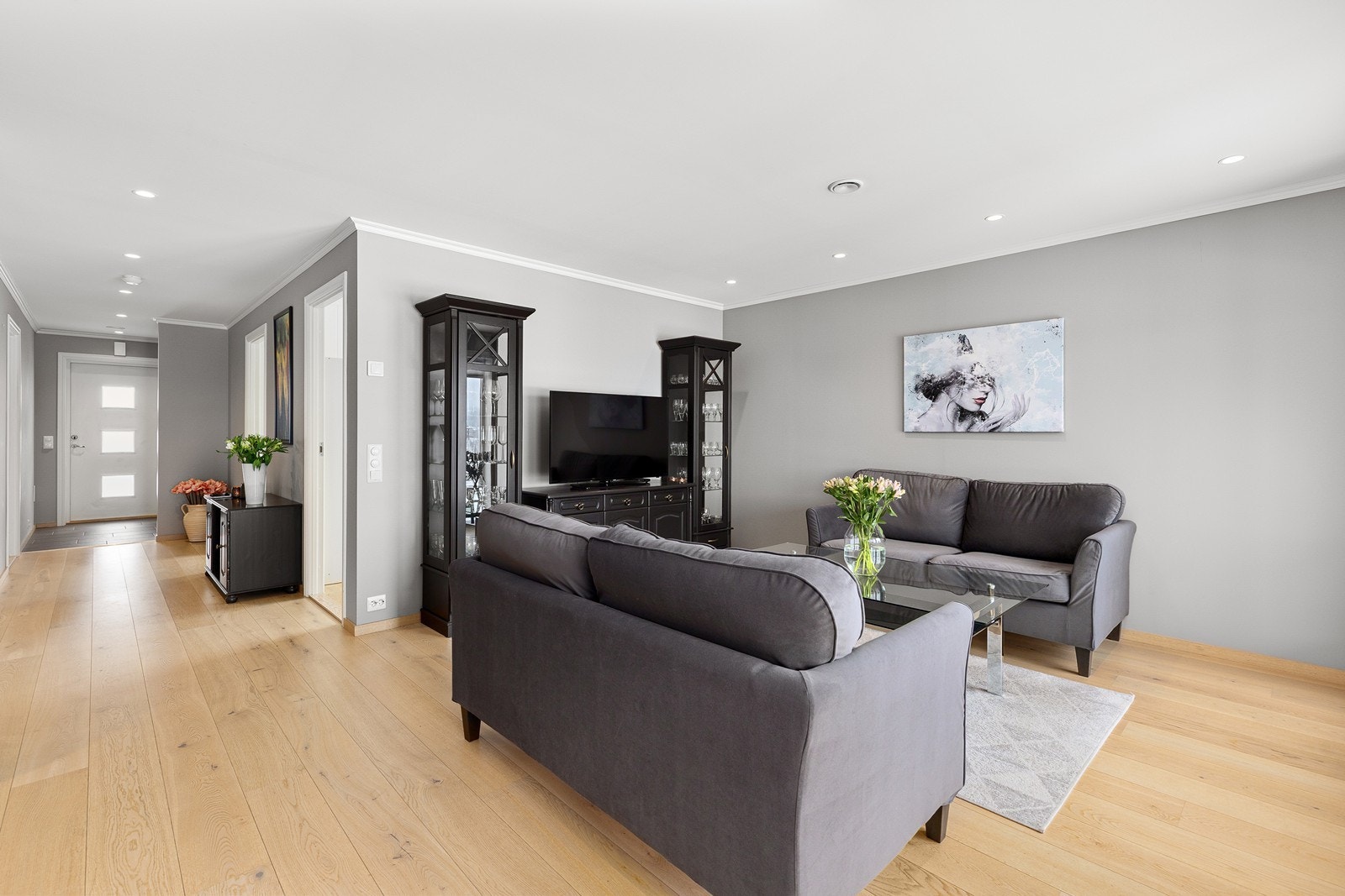 Rommet gir god plass til en koselig sittegruppe. Galleribilde