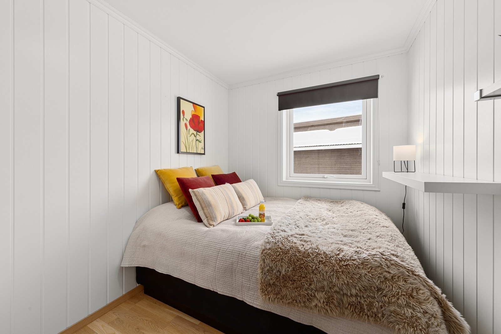 Alle rommene er malt i lyse fargetoner. Galleribilde