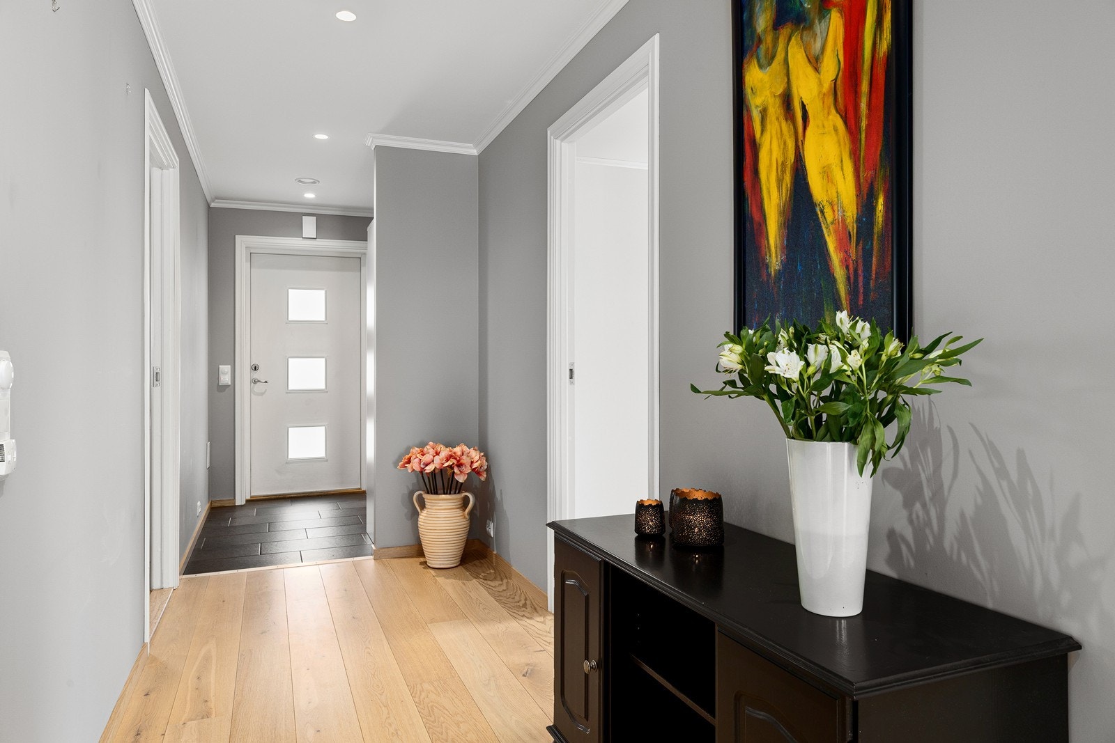 Den gjennomgående planløsningen gir en god flyt mellom rommene og godt lysinnslipp også inn i gang. Galleribilde