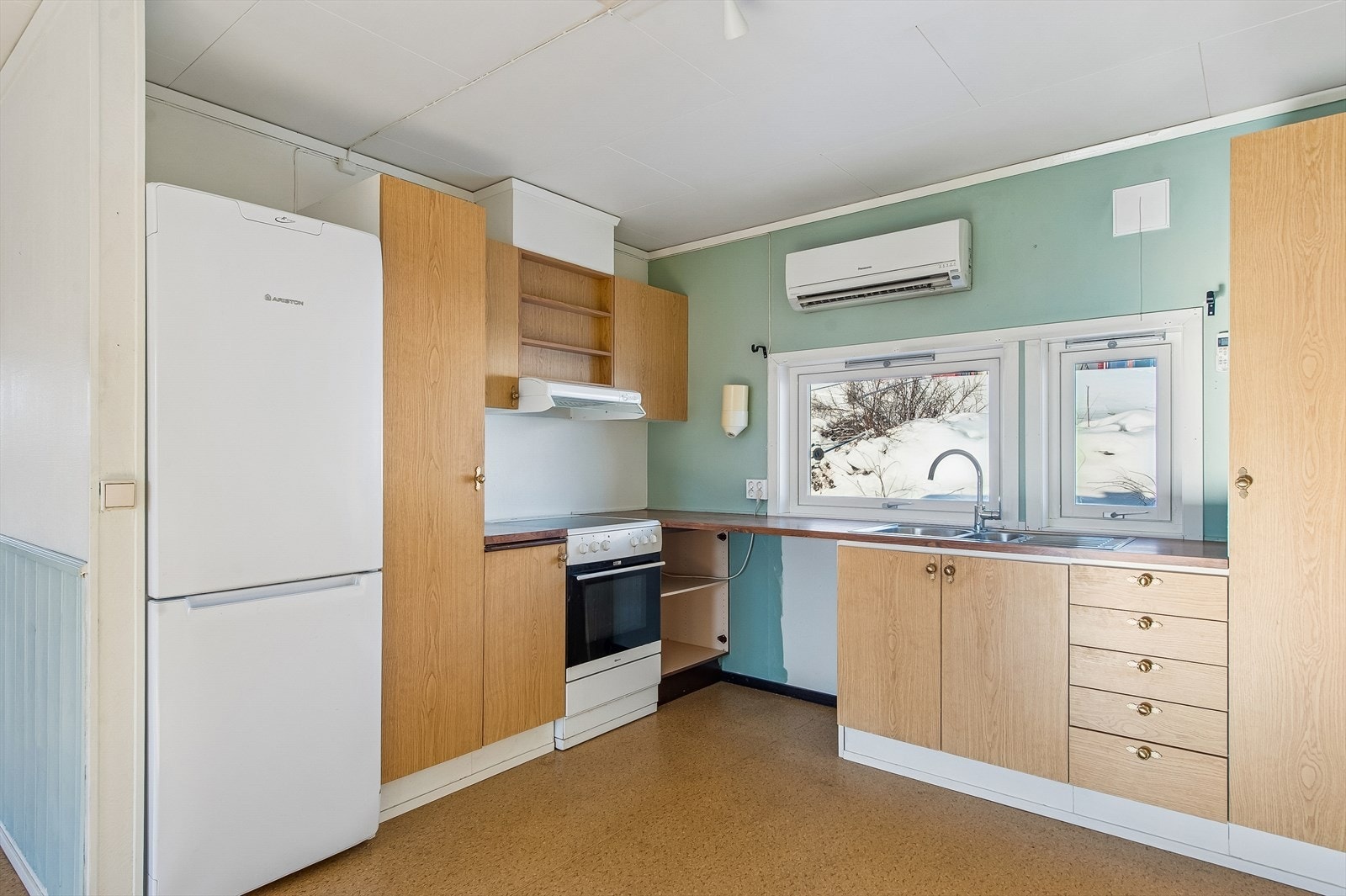 Kjøkkensonen har god arbeidsplass og oppbevaring i over- og underskap. Galleribilde