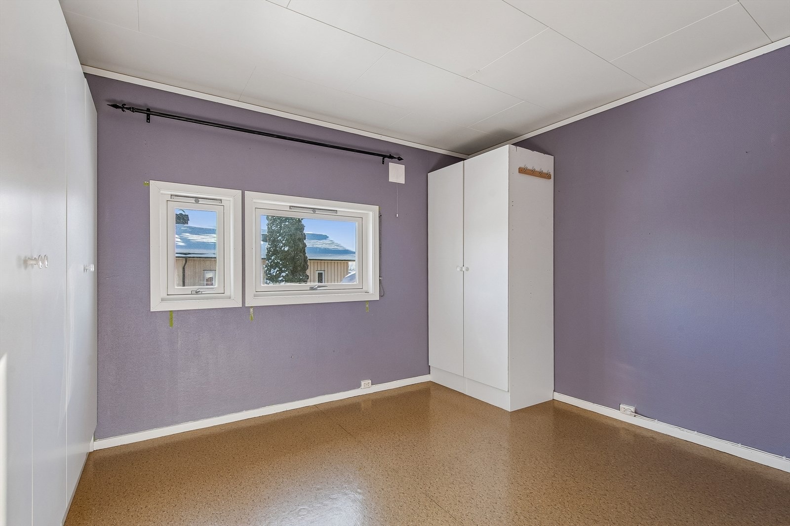 Soverommet har plass til seng og er innredet med garderobeskap. Galleribilde