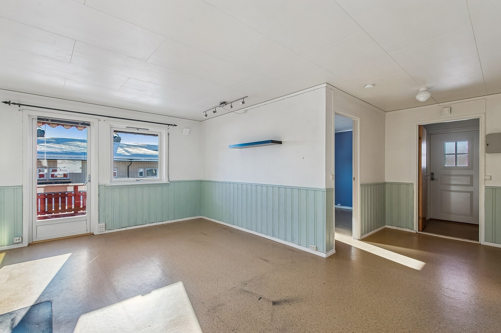 Vegger med malte plater og brystningspanel, og vinduer fra 2017 som slipper inn godt med lys. Galleribilde