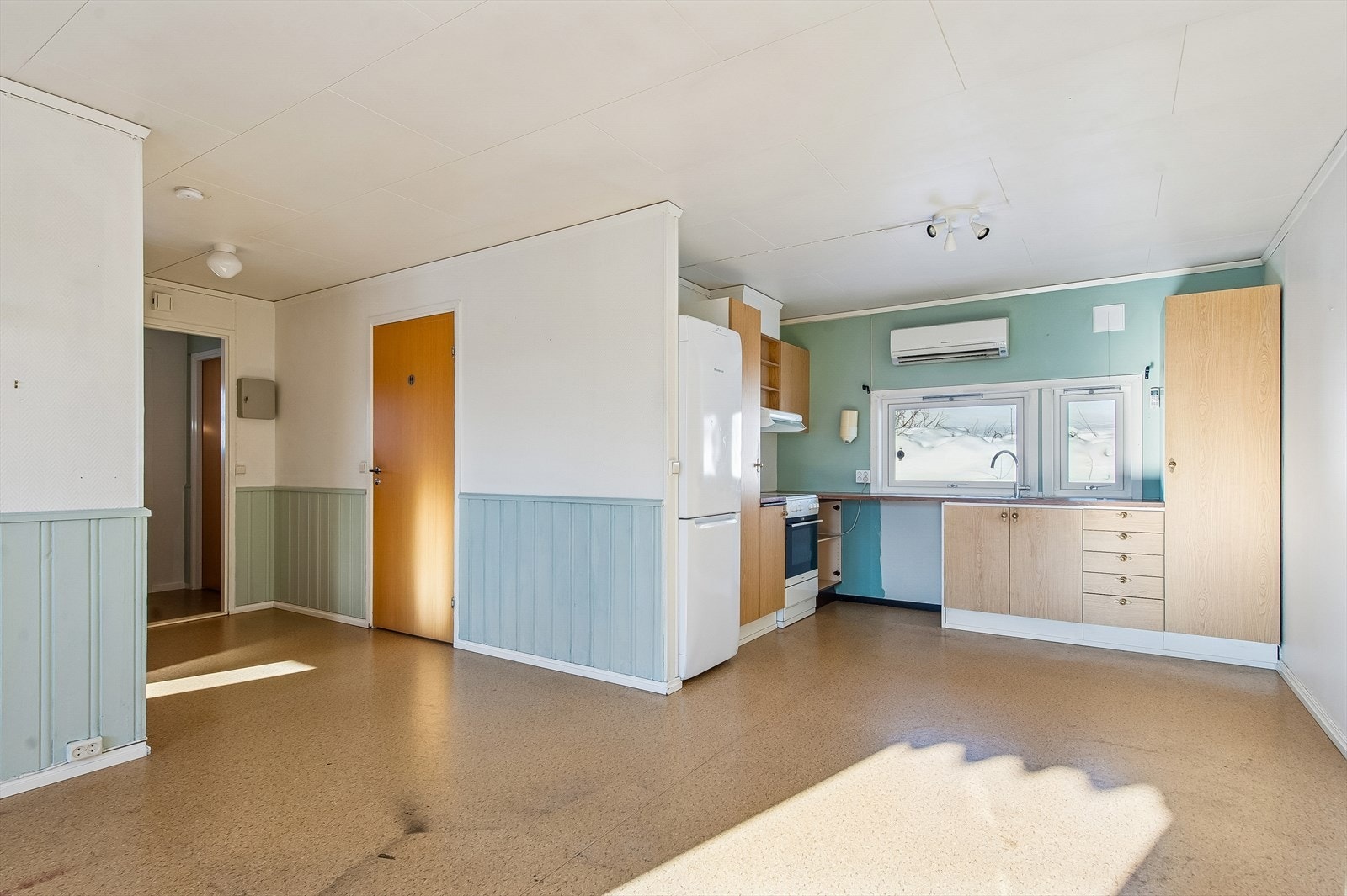 Stuen og kjøkkenet danner et åpent og sosialt areal. Galleribilde