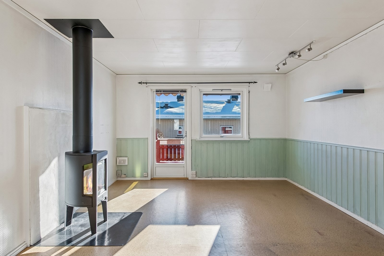 Stuen er utstyrt med en moderne peisovn fra Jøtul med stålpipe, installert i mars 2023. Galleribilde