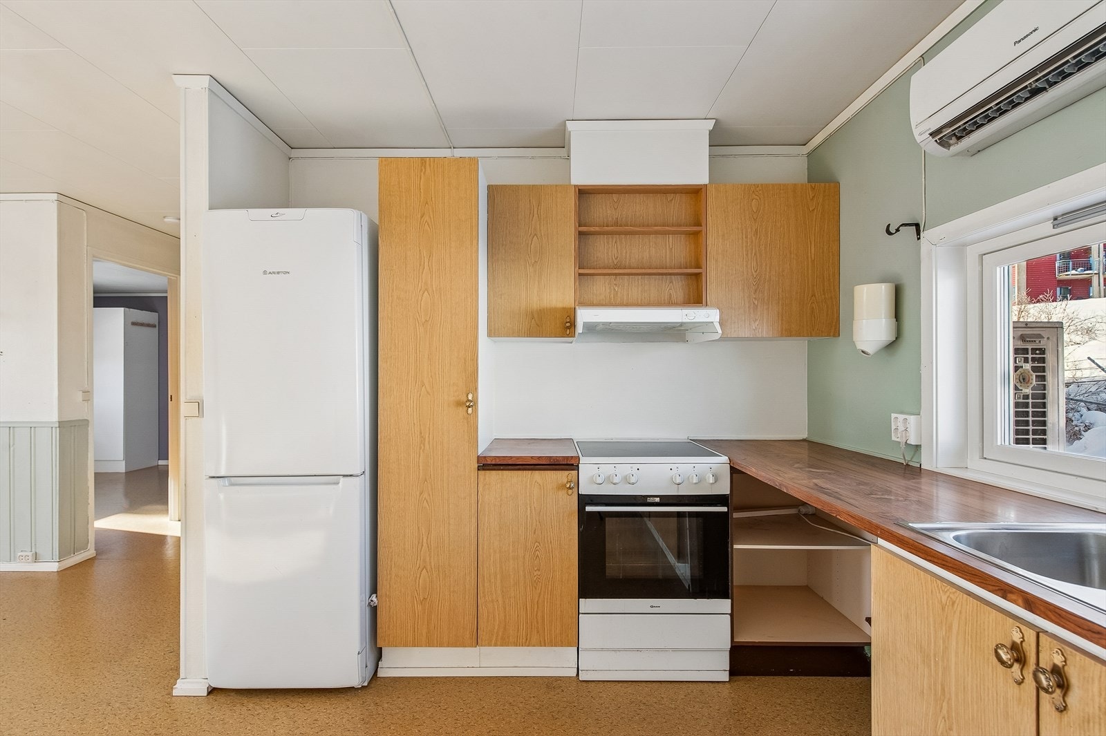 Funksjonell kjøkkeninnredning fra byggeåret med glatte, laminerte fronter og benkeplate. Galleribilde