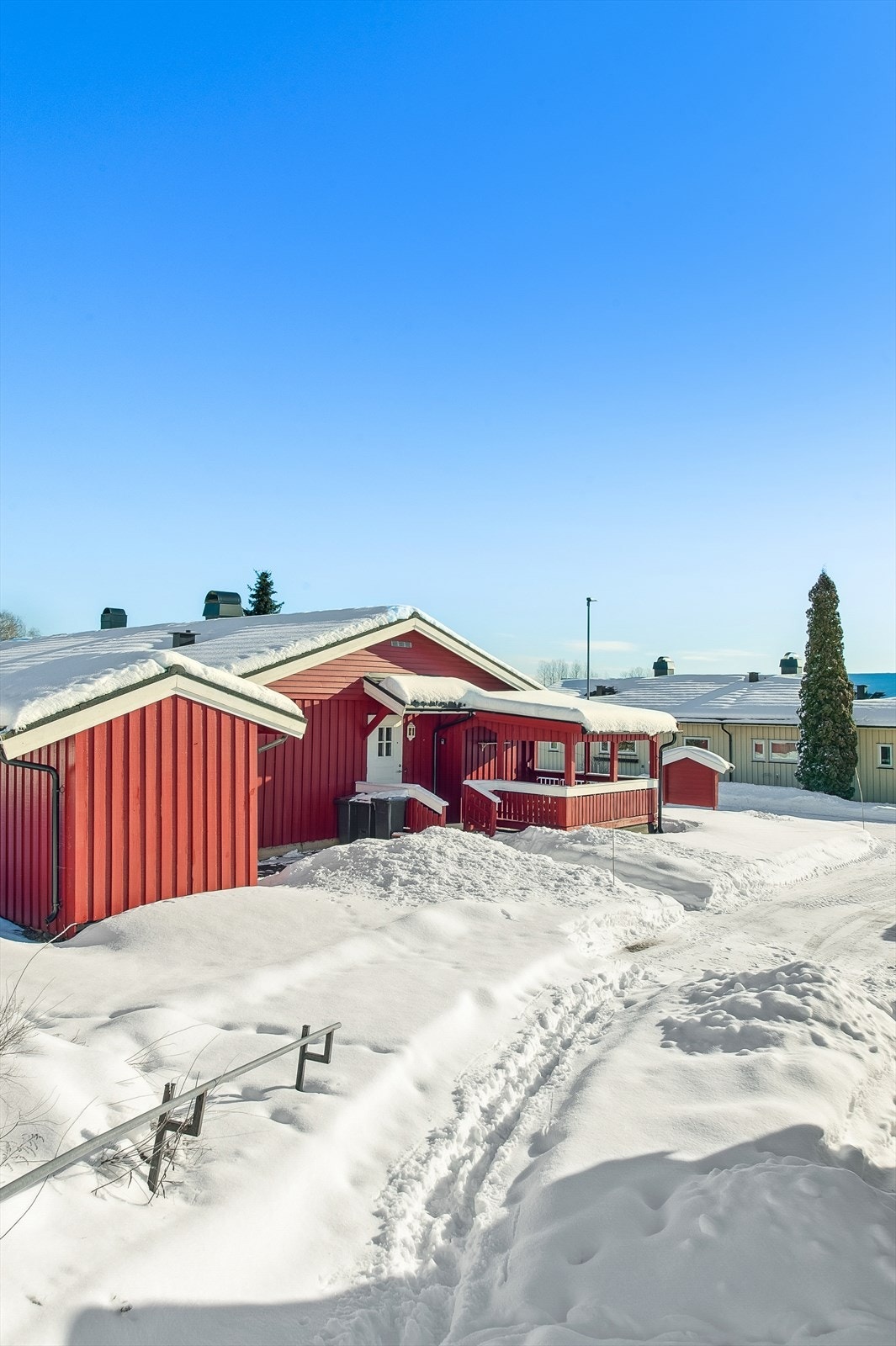 Lettstelt og praktisk halvpart av en vertikaldelt tomannsbolig over ett plan, oppført i 1984. Galleribilde