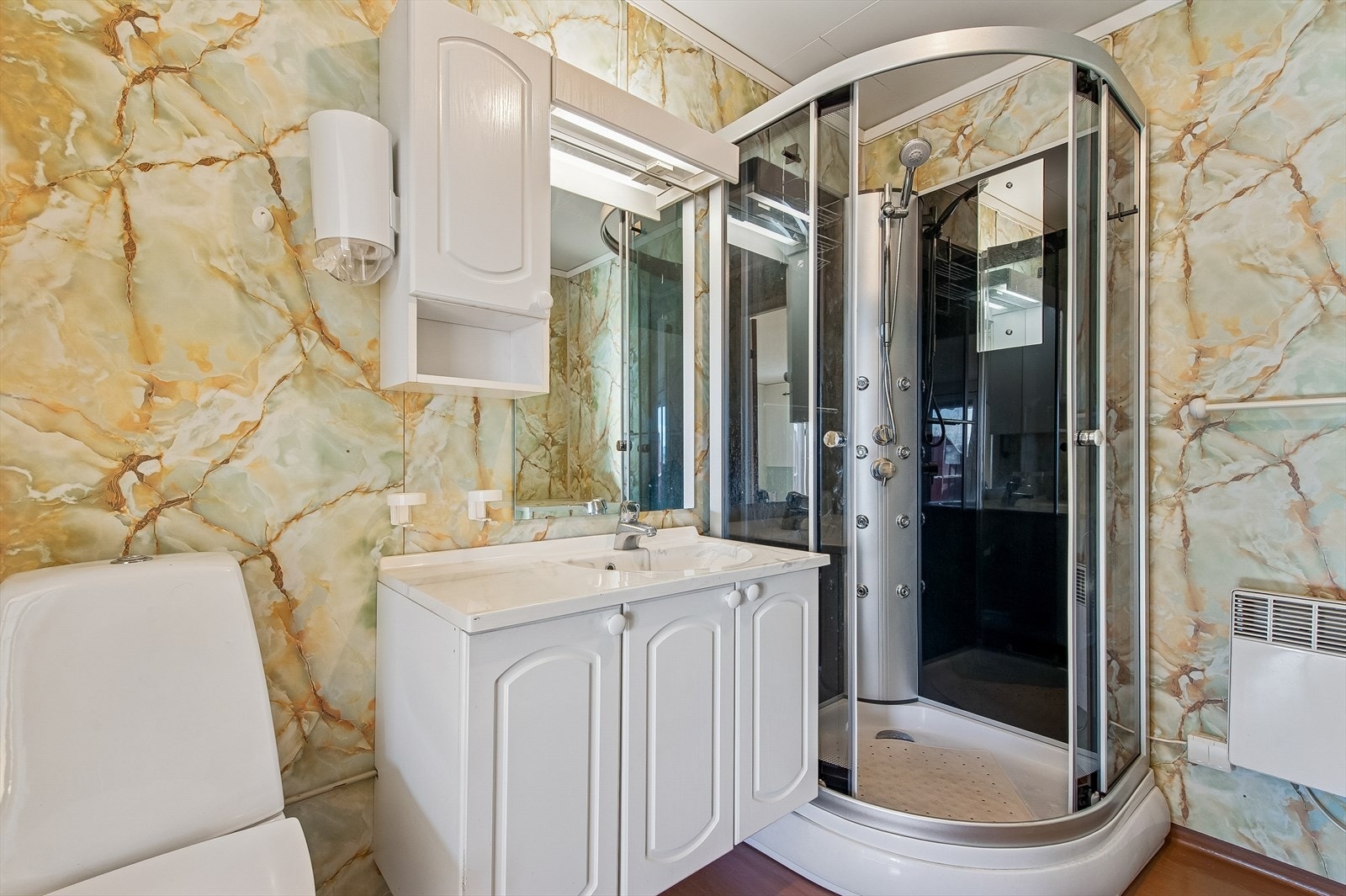 Rommet har panelovn for oppvarming og mekanisk avtrekk som sikrer god luftsirkulasjon. Galleribilde