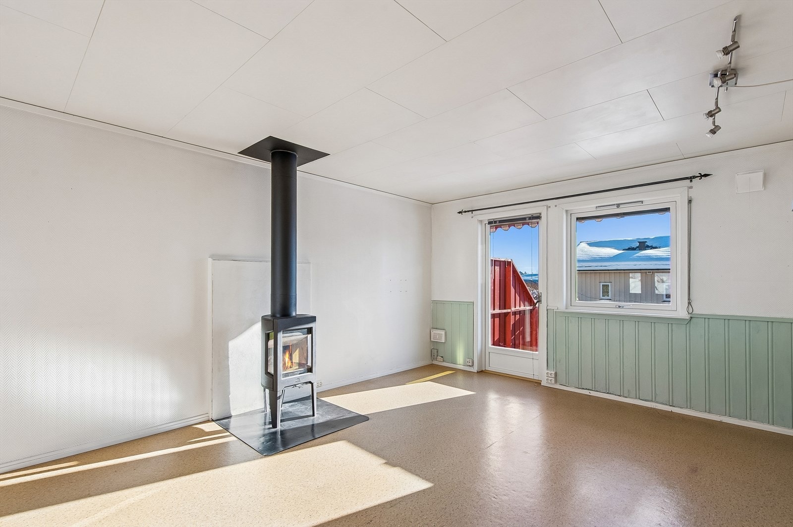 Fra stuen er det direkte utgang til en terrasse på 7 m² med adkomst til hagen. Galleribilde