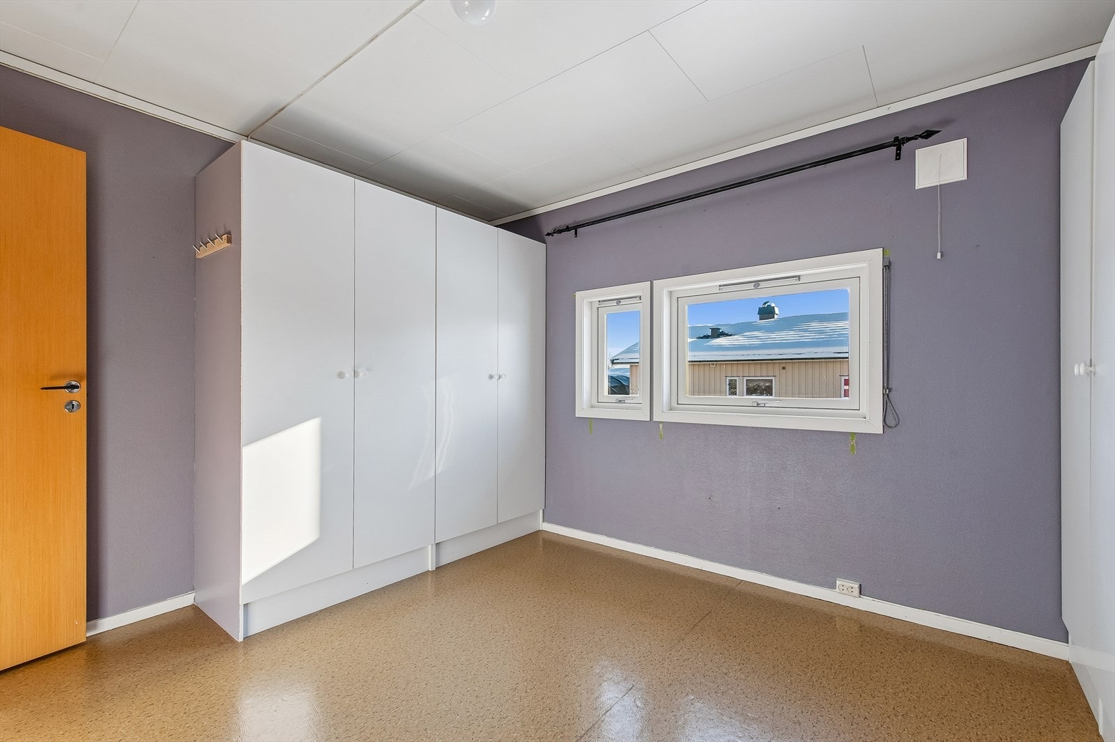 Rommet er utstyrt med et romslig, laminert garderobeskap som gir gode oppbevaringsmuligheter. Galleribilde