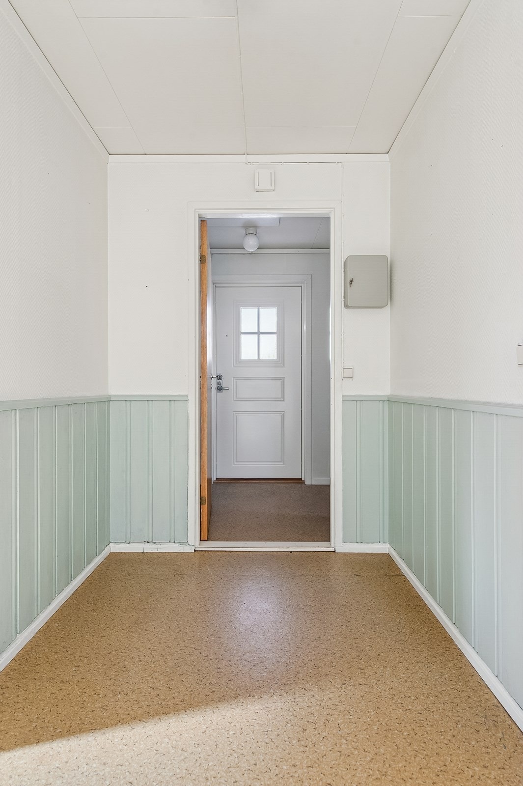 Inngangspartiet leder inn til en lys entré med videre adkomst til boligens rom. Galleribilde