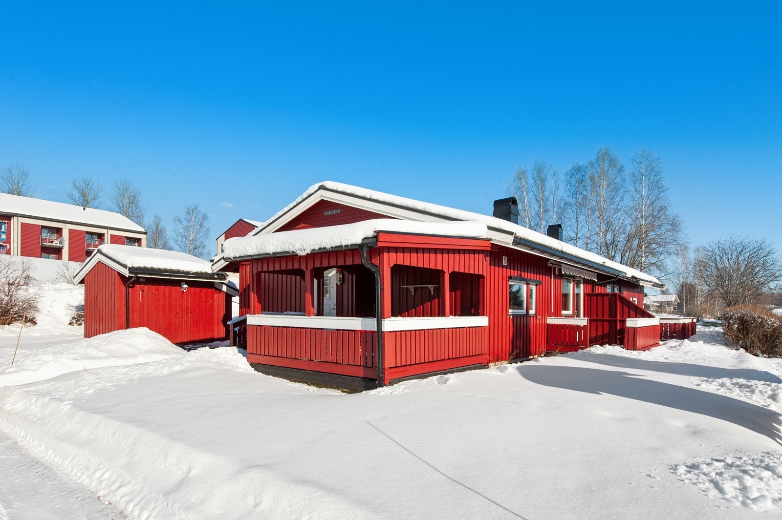 Eiendommen inkluderer et frittliggende uthus på 6 m² som gir gode lagringsmuligheter. Galleribilde