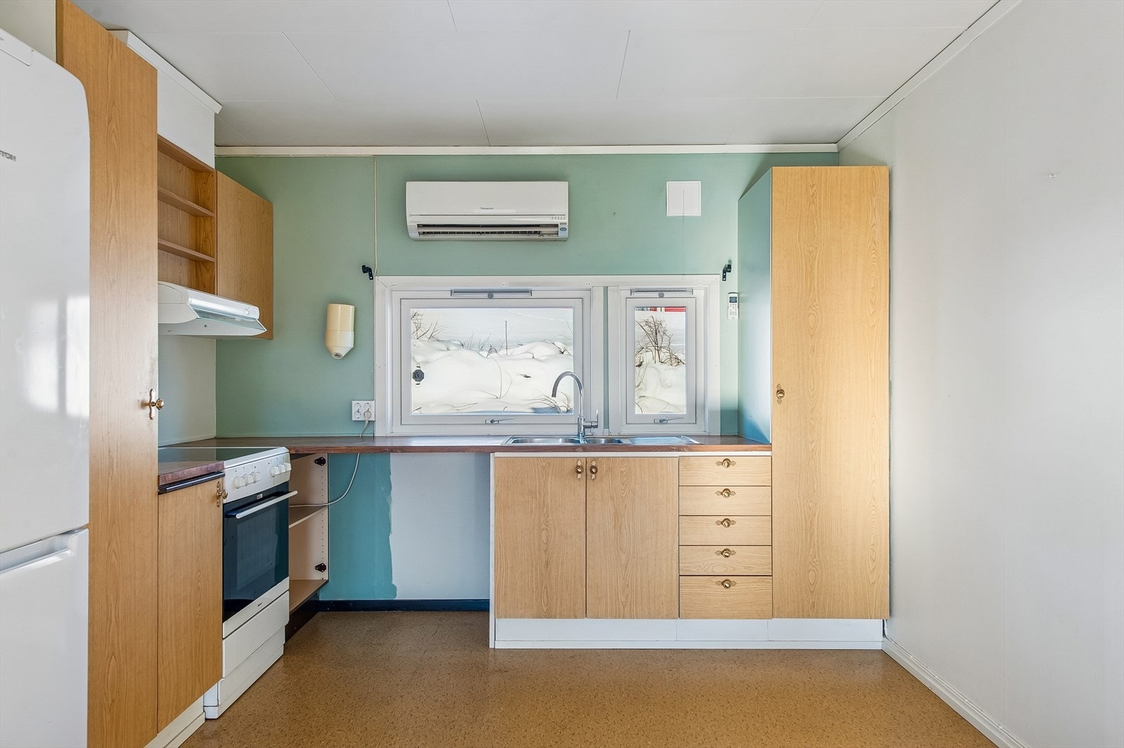 Kjøkkenet er oppgradert med ny vaskekum og blandebatteri, samt ny avtrekksvifte i 2021. Galleribilde