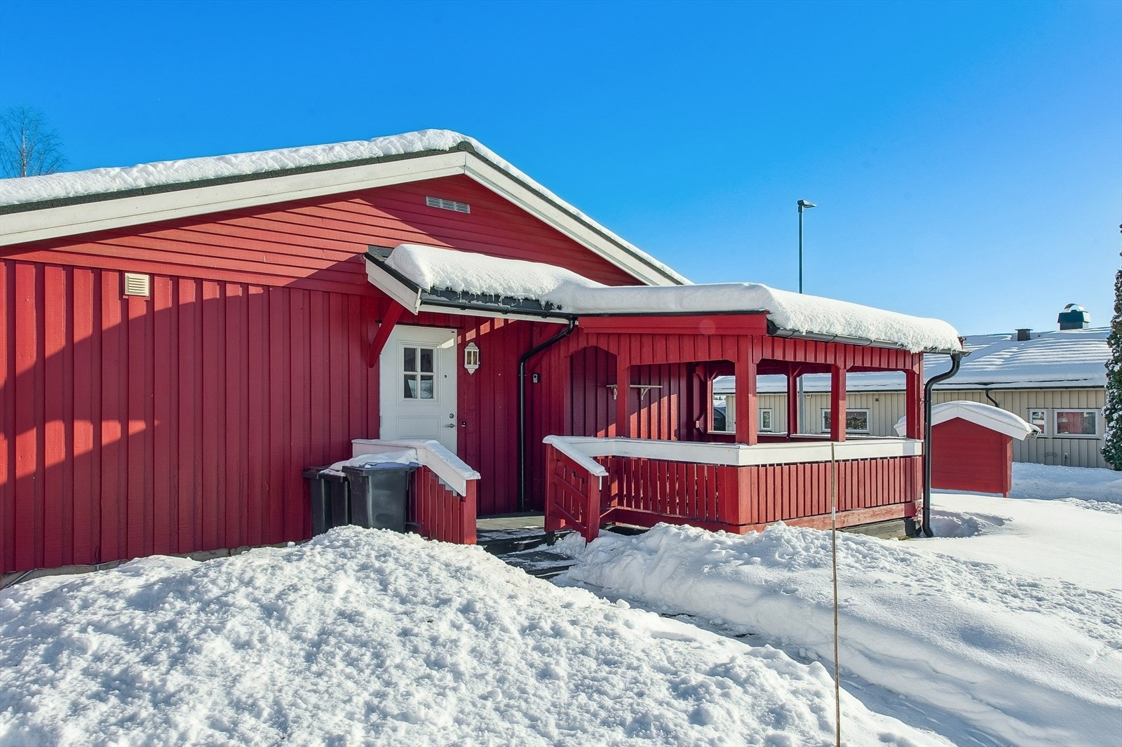 Boligen har en foliert hovedytterdør fra Diplomat (2017) og fasade med stående bordkledning. Galleribilde