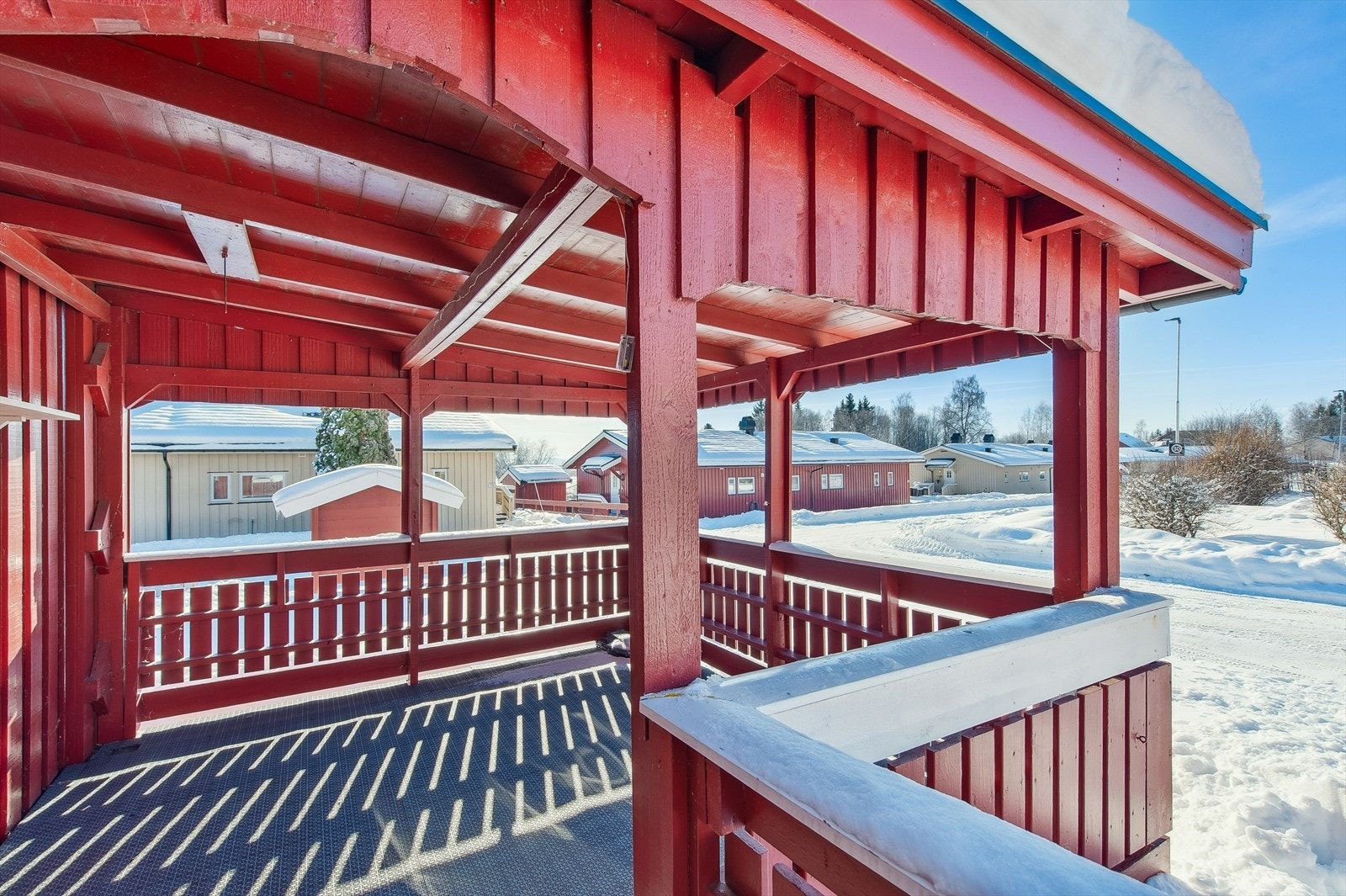 Den overbygde terrassen ved inngangen er på 13 m² og gir en lun og skjermet uteplass. Galleribilde