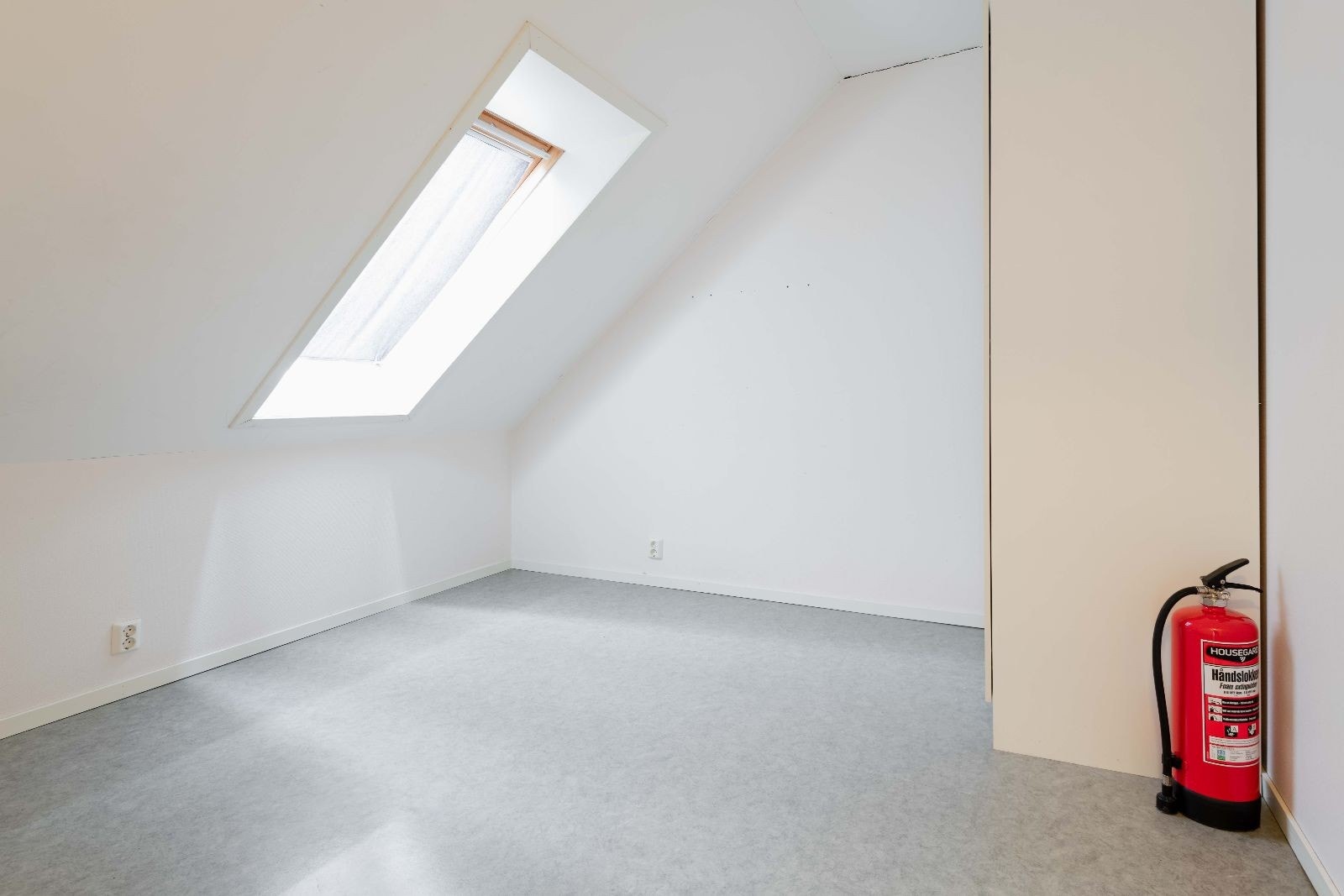 Soveværelse med takrute og direkte tilgang til badeværelset Galleribilde