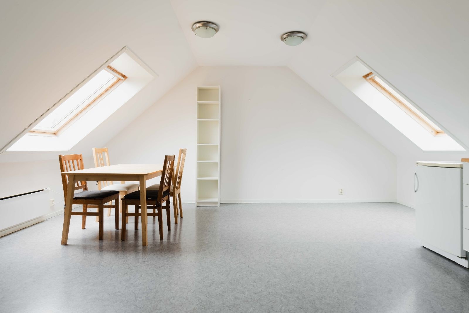 Daglistue og kjøkken med lys fra morgensol og ettermiddag/kveld Galleribilde