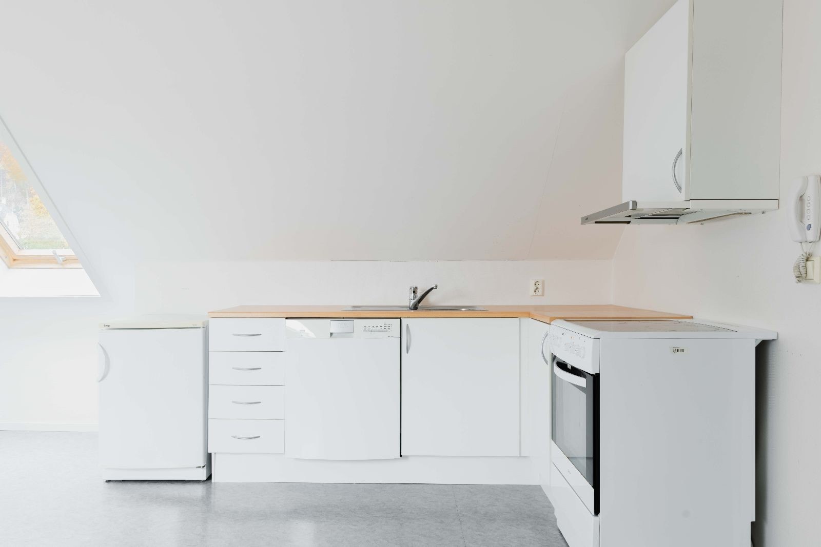 Kjøkken med hvitevarer og langsgående benkeplate Galleribilde