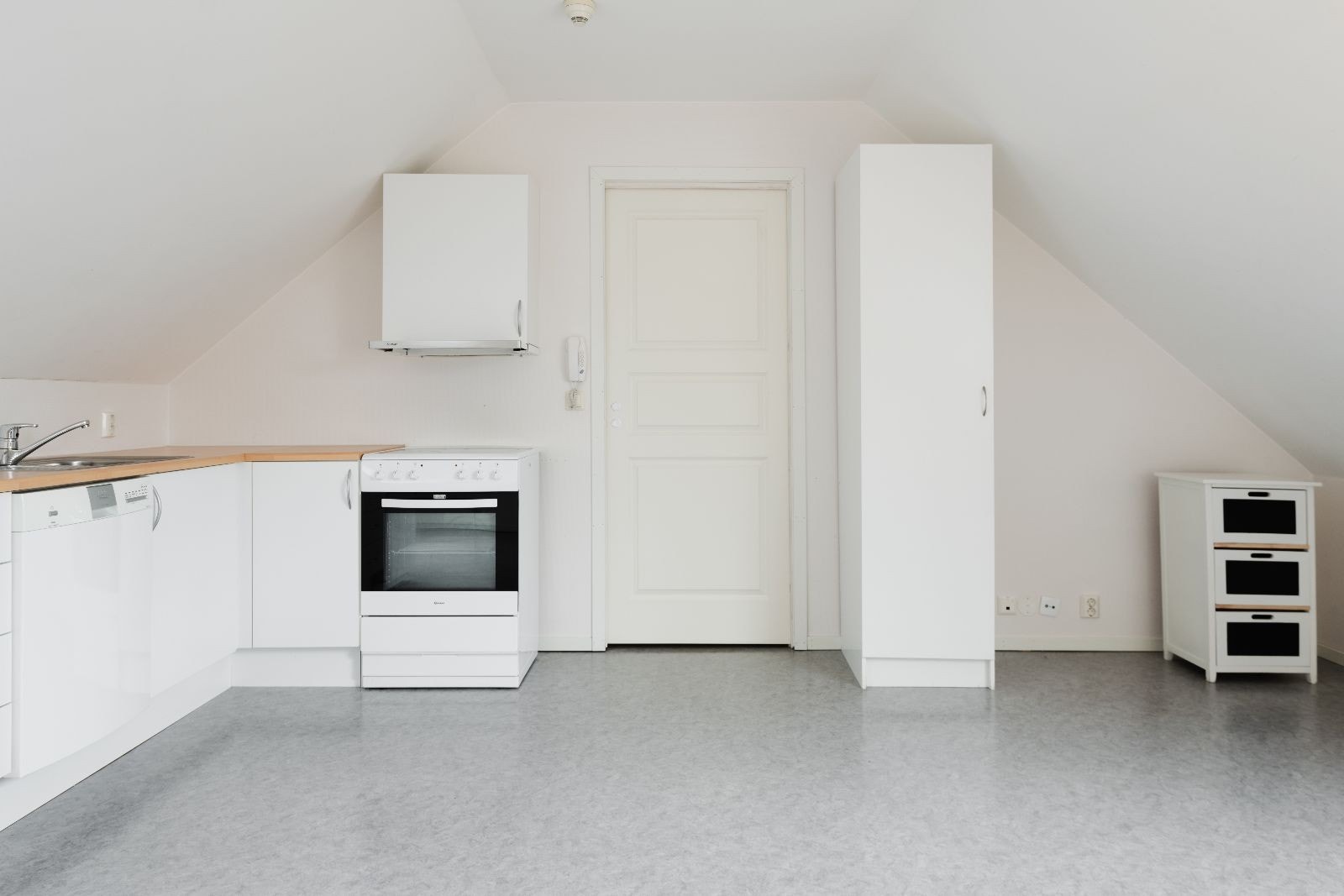 Kjøkken og dagligstue i hvert sitt hjørne av rommet Galleribilde