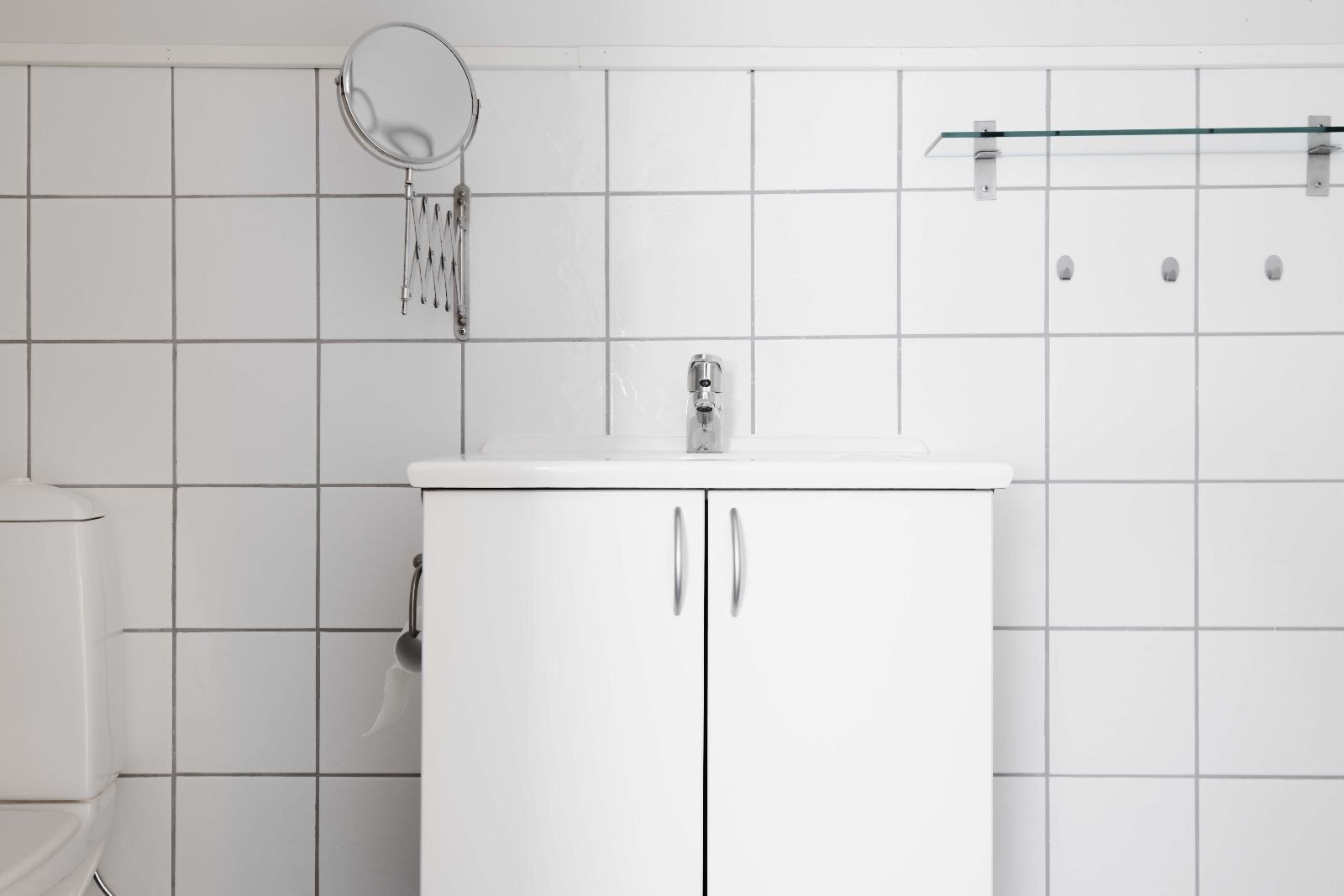 Fliser på veggen og justerbart speil og plass til artikler Galleribilde