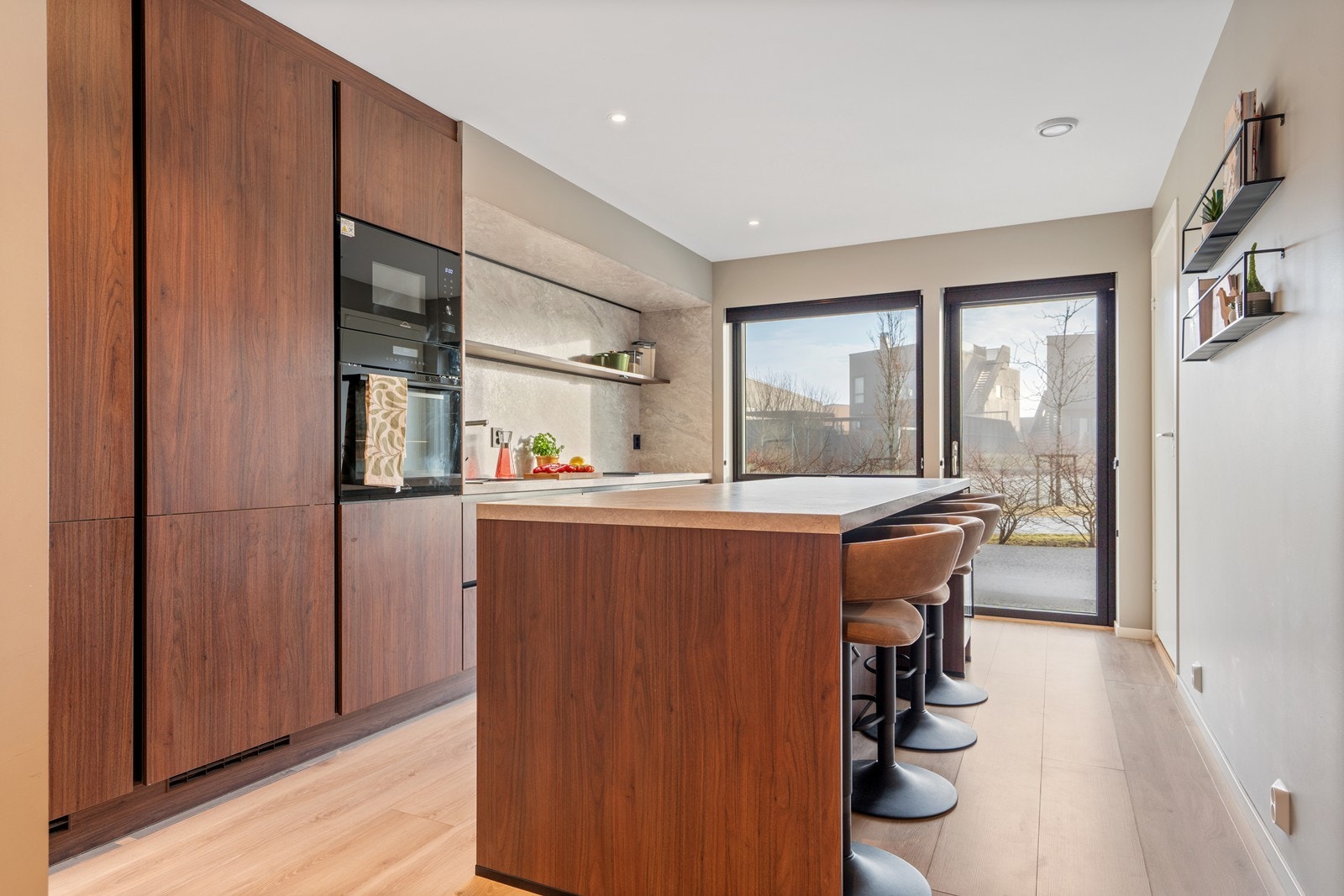 Kjøkkenet er betydelig påkostet utover standard leveranse og fremstår moderne og stilrent med rikelig skap- og benkeplass Galleribilde