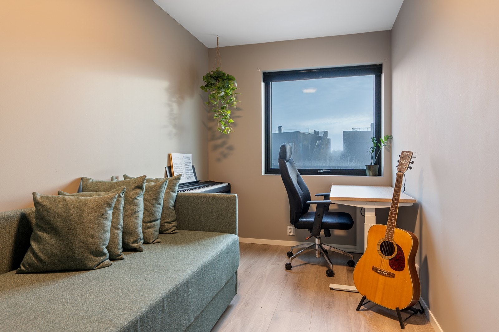 Boligen har ytterligere to soverom som egner seg godt som barnerom, gjesterom eller kontor Galleribilde