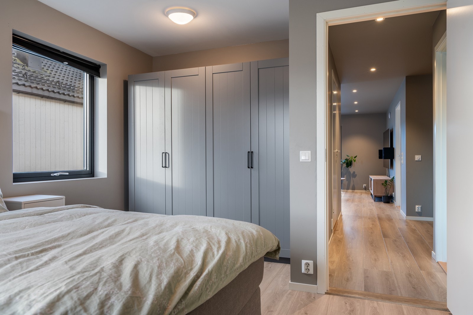 Rommet har en stor garderobeløsning med gode oppbevaringsmuligheter Galleribilde