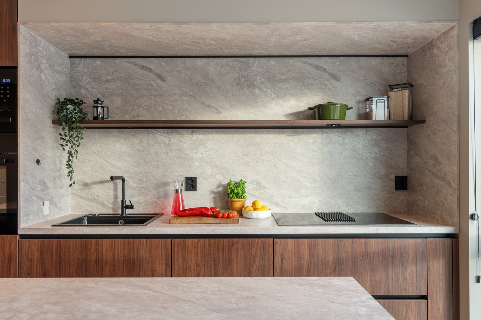 Alle hvitevarer er integrert, og kjøkkenet er utstyrt med helintegrert kjøle- og fryseskap, innebygget platetopp med ventilasjon fra Elica Galleribilde