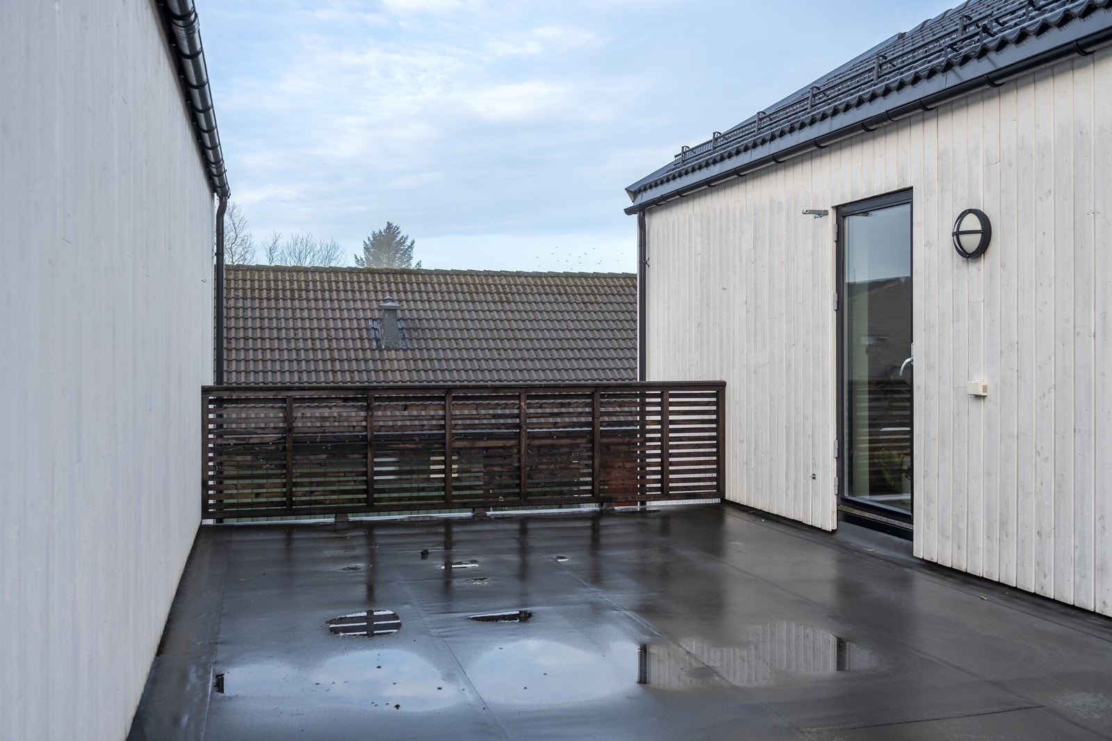 Direkte adkomst fra loftstue til en solrik terrasse med gode solforhold gjennom dagen Galleribilde