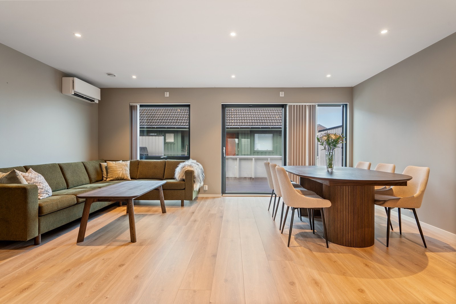 Store vindusflater gir rikelig med naturlig lysinnslipp. Fra stuen er det direkte utgang til en vestvendt terrasse med gode møbleringsmuligheter og fine solforhold Galleribilde