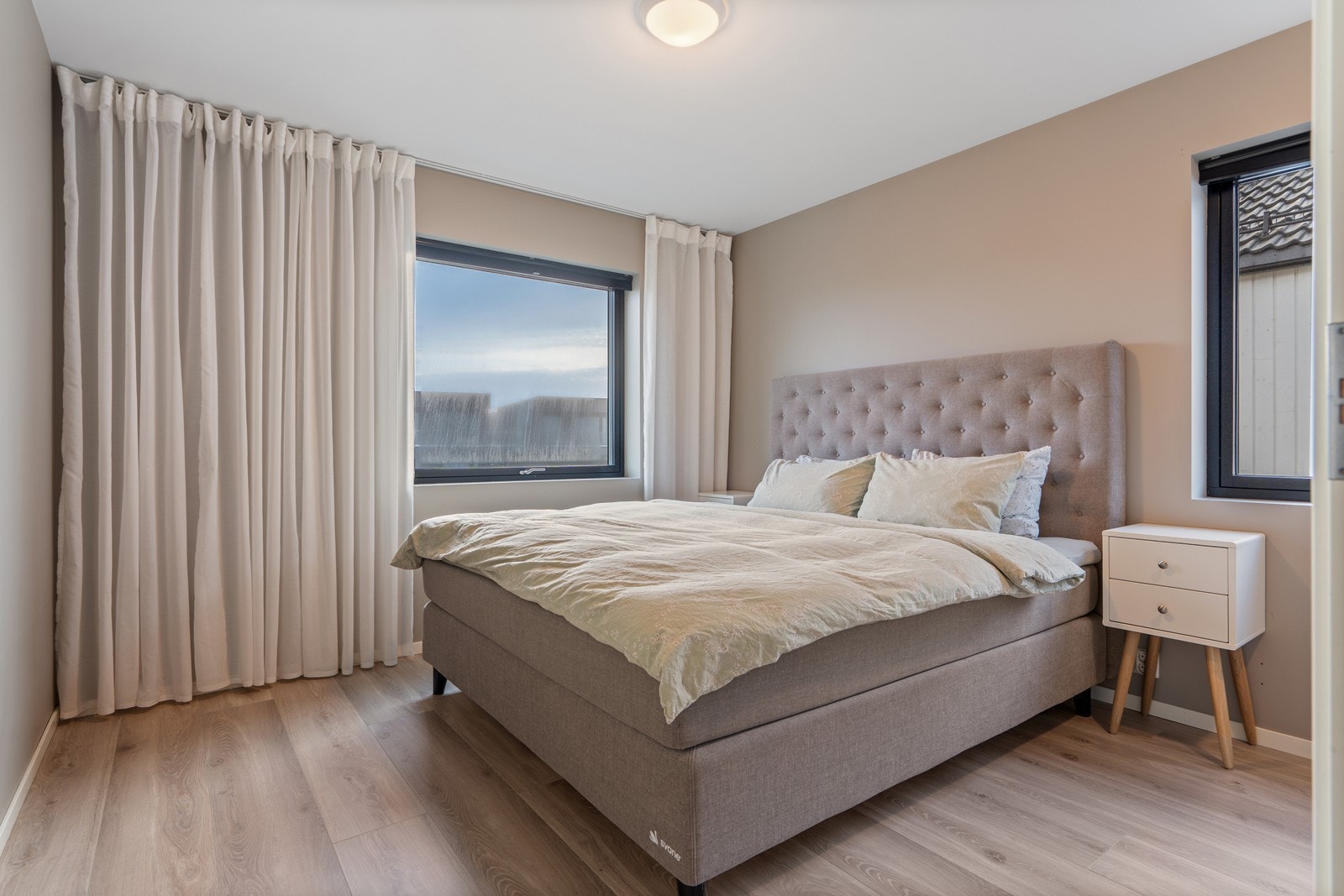 Hovedsoverommet er av god størrelse med plass til dobbeltseng, nattbord og øvrig soveromsinnredning Galleribilde