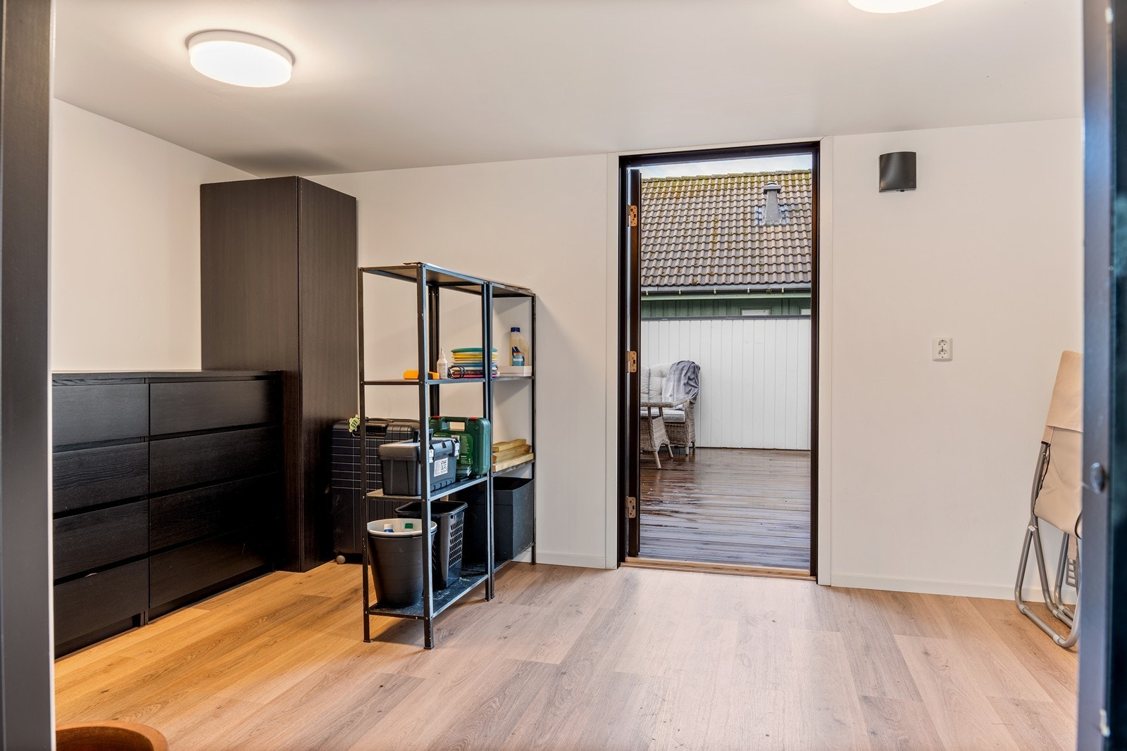 Tilhørende utvendig isolert bod på ca. 13 kvm ligger i tilknytning til carporten og videre tilkomst til terrasse på bakkeplan Galleribilde