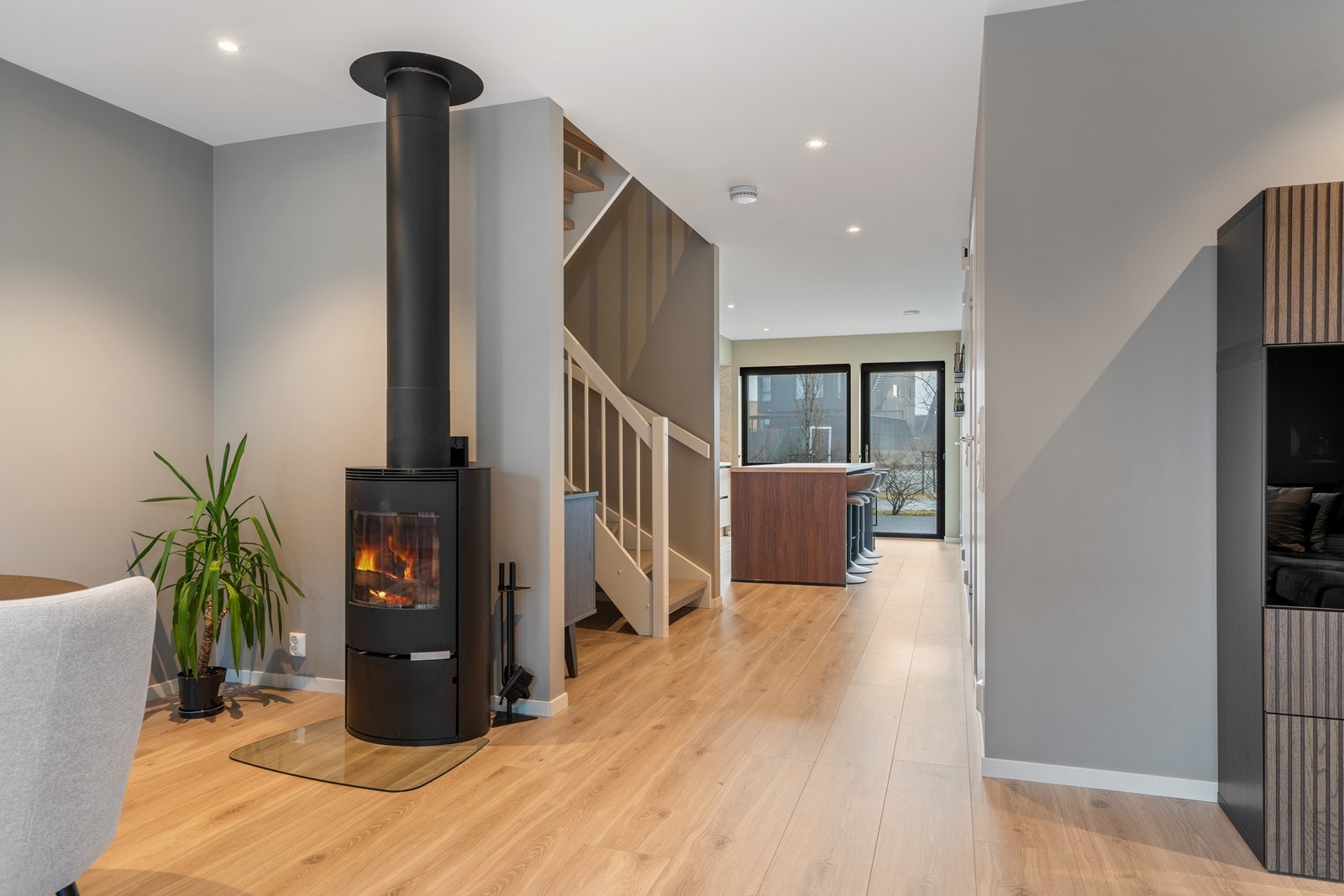 Det er montert varmepumpe som sørger for behagelig innetemperatur hele året i tillegg til vedovn Galleribilde