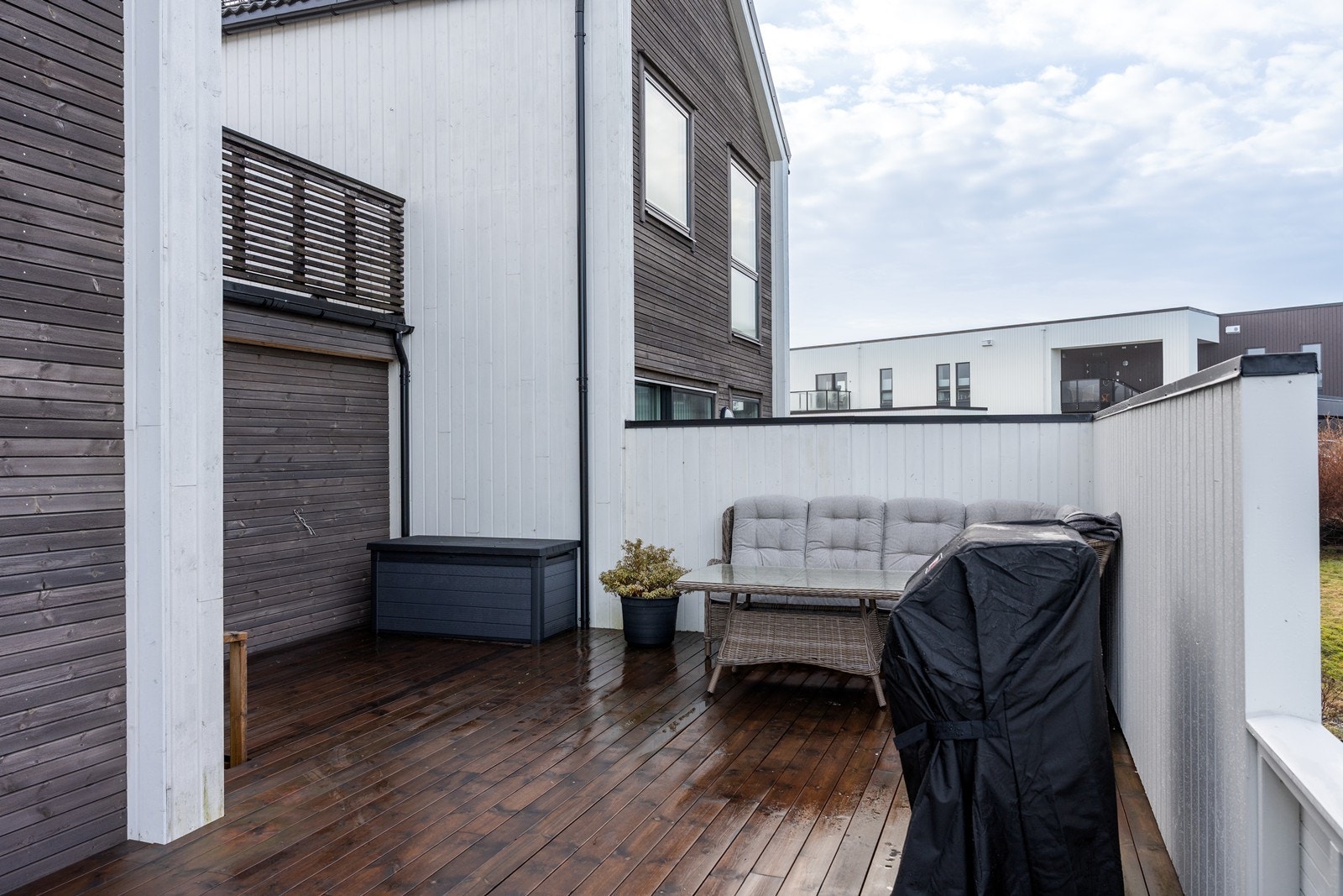 Herlig terrasse på 43 m² med ettermiddagssol og gode møbleringsmuligheter i flere soner Galleribilde