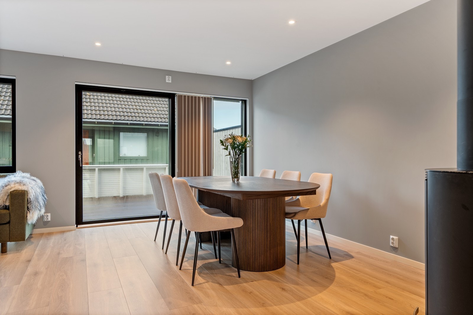 Stuen har god plass til både sofagruppe og TV-løsning, og rommet kan enkelt møbleres i ulike soner med egen spiseplass Galleribilde