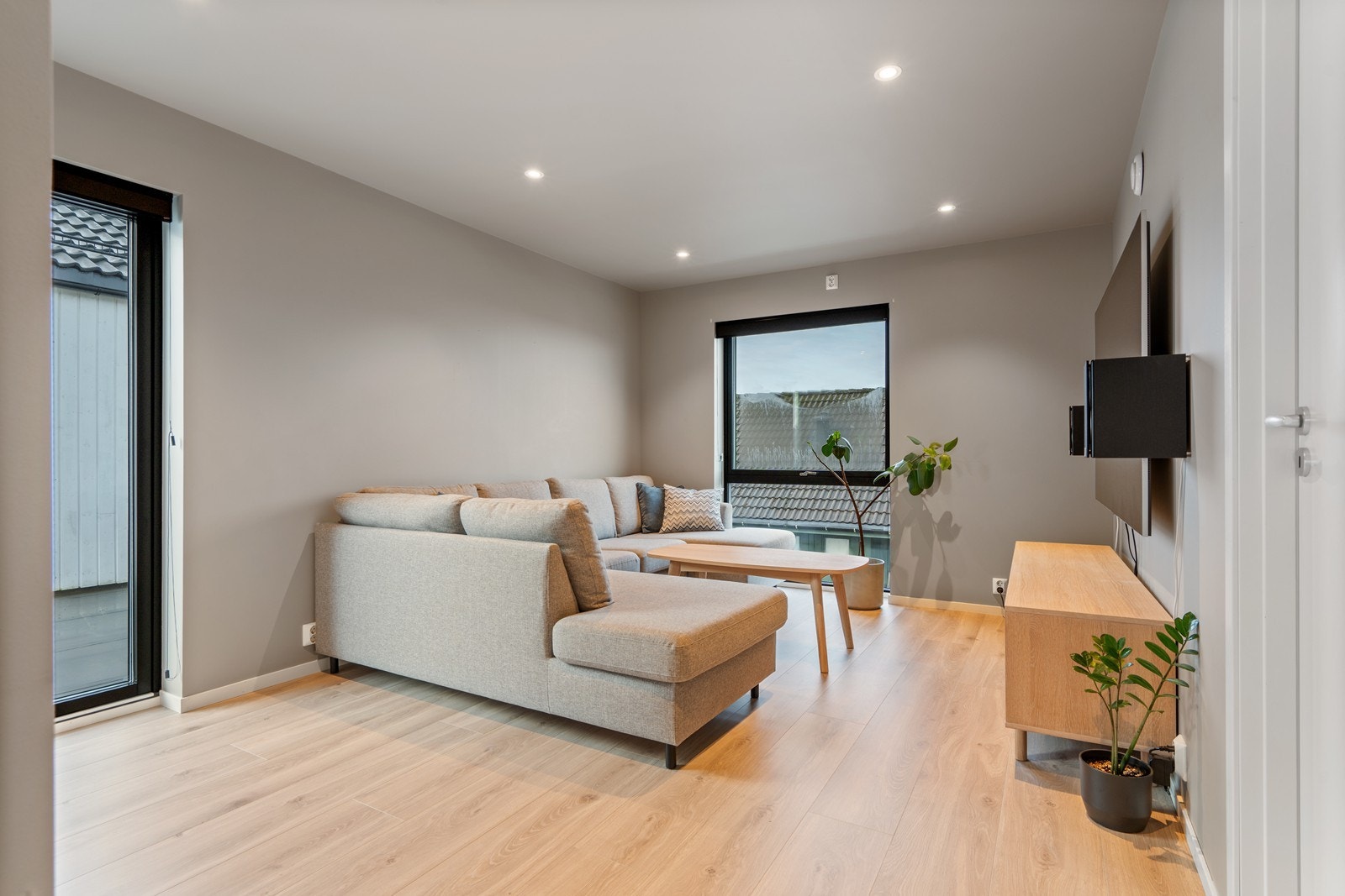 I boligens andre etasje finner man en romslig loftstue med downlights og fleksible møbleringsmuligheter Galleribilde