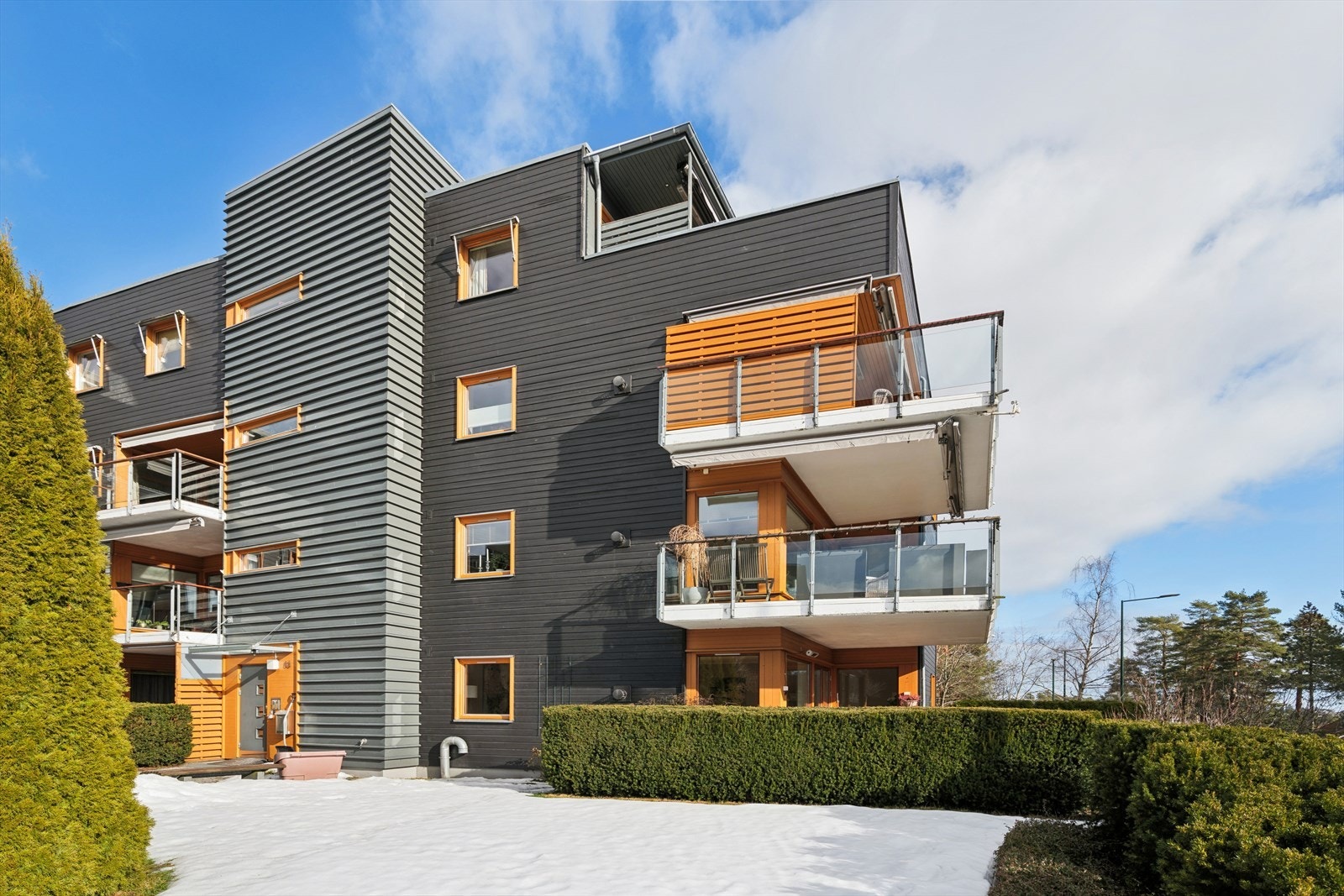 Boligblokken ble oppført i 2002 og er bygget i betong og tre. Galleribilde