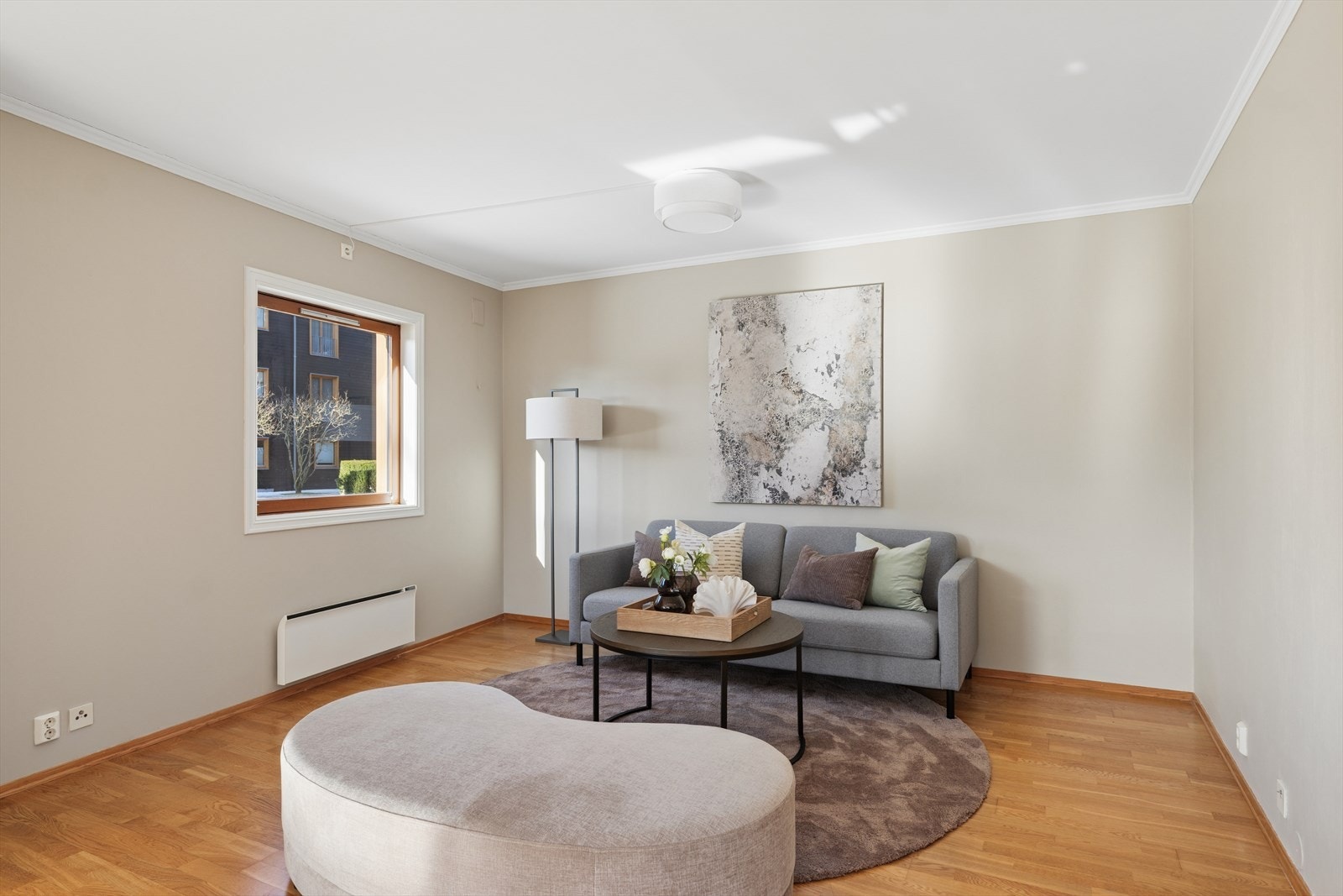 Rommet er enkelt å møblere og har malte, dels tapetserte vegger. Galleribilde