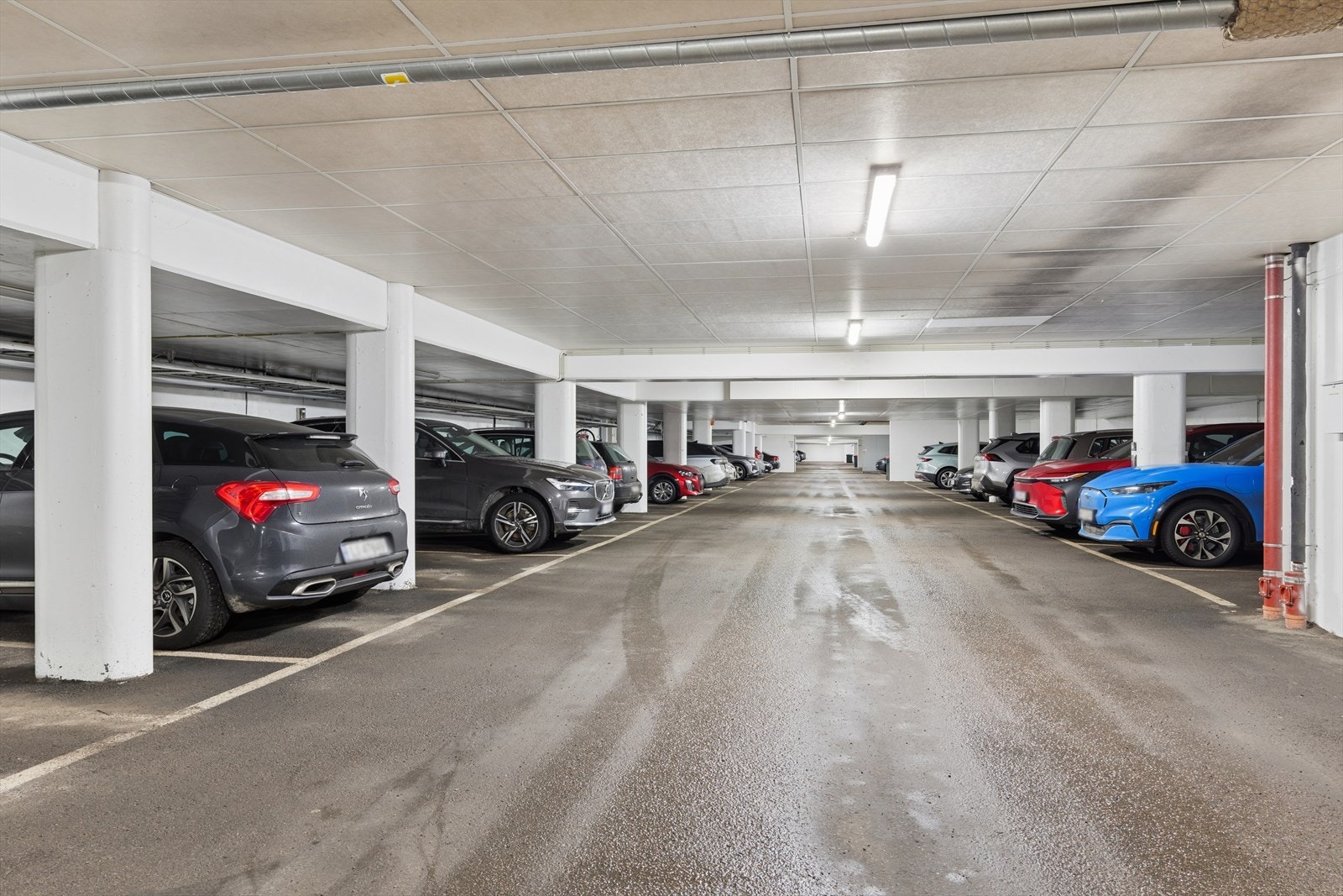 Det medfølger én fast biloppstillingsplass i felles, lukket garasjeanlegg. Galleribilde