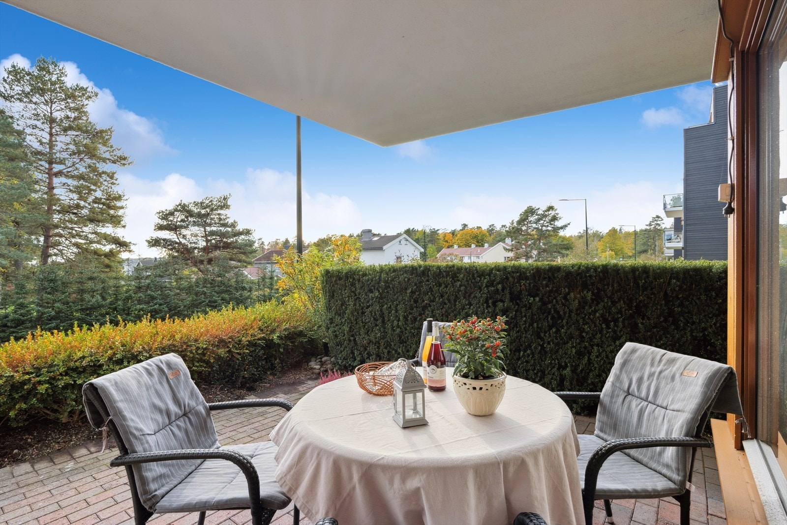 Terrassen er en usjenert og fin uteplass på bakkeplan. Galleribilde