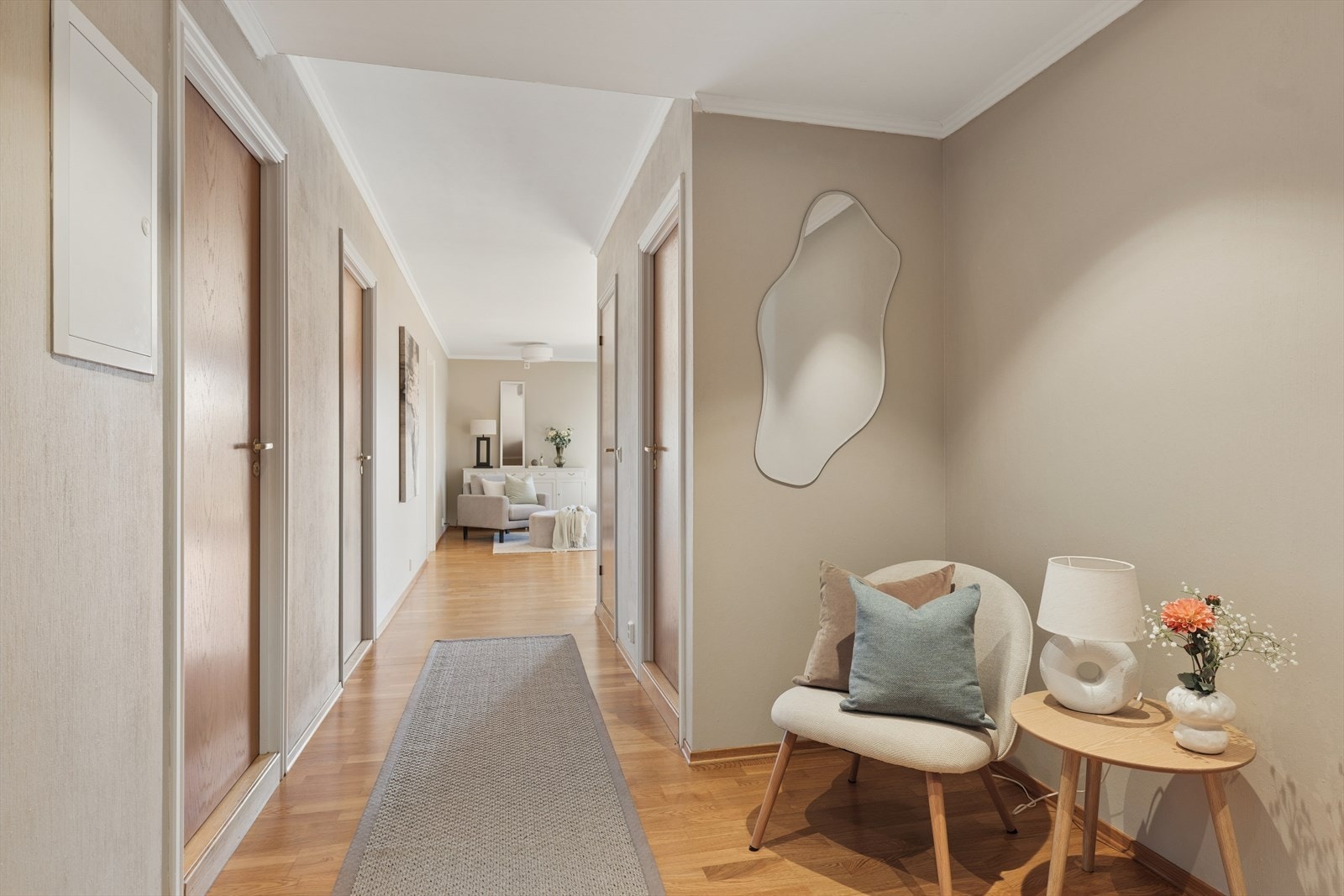 Gjennomgående parkett på gulv i de fleste rom skaper et helhetlig inntrykk. Galleribilde